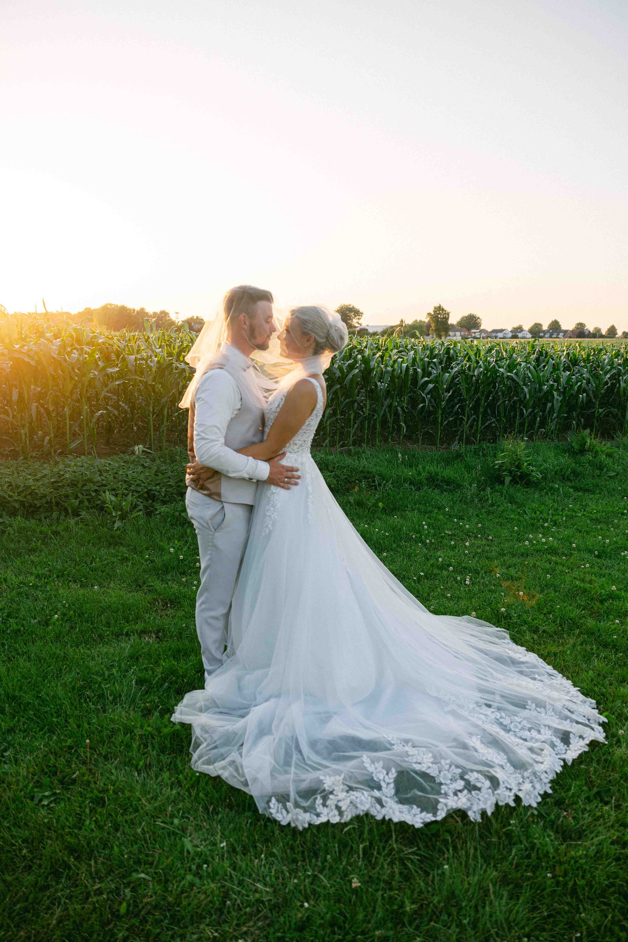 sonnenuntergang fotoshooting bei hochzeit im ak happiness 
