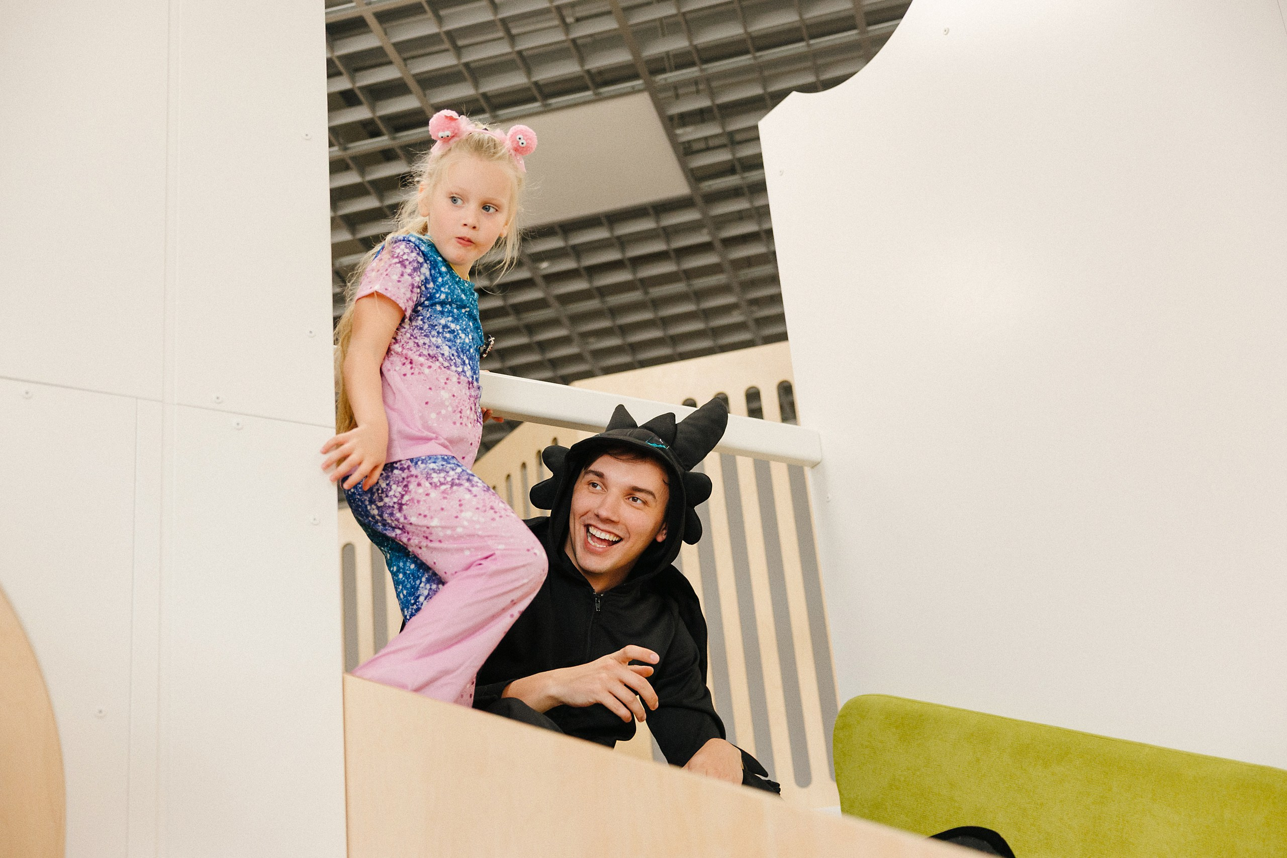 Фотосъёмка детского дня рождения 6 лет — Беззубик, Единорог и волшебная комната с Лабубу. Евгений Тимофеев | Свадебный и контент-фотограф и видеограф в Риге