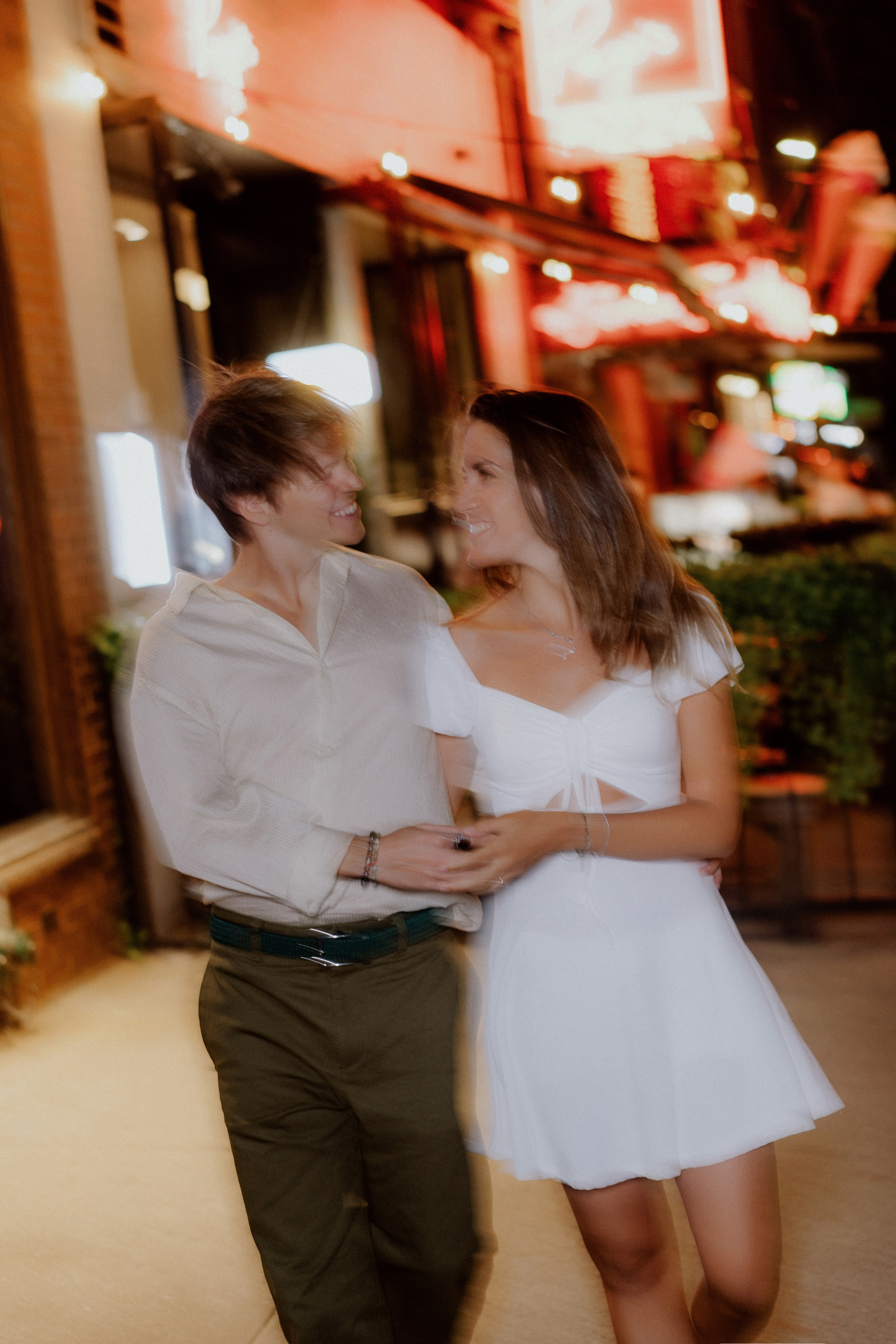 Couple in the night city. Videographer and photographer in New York // MAKAROV.VIDEO