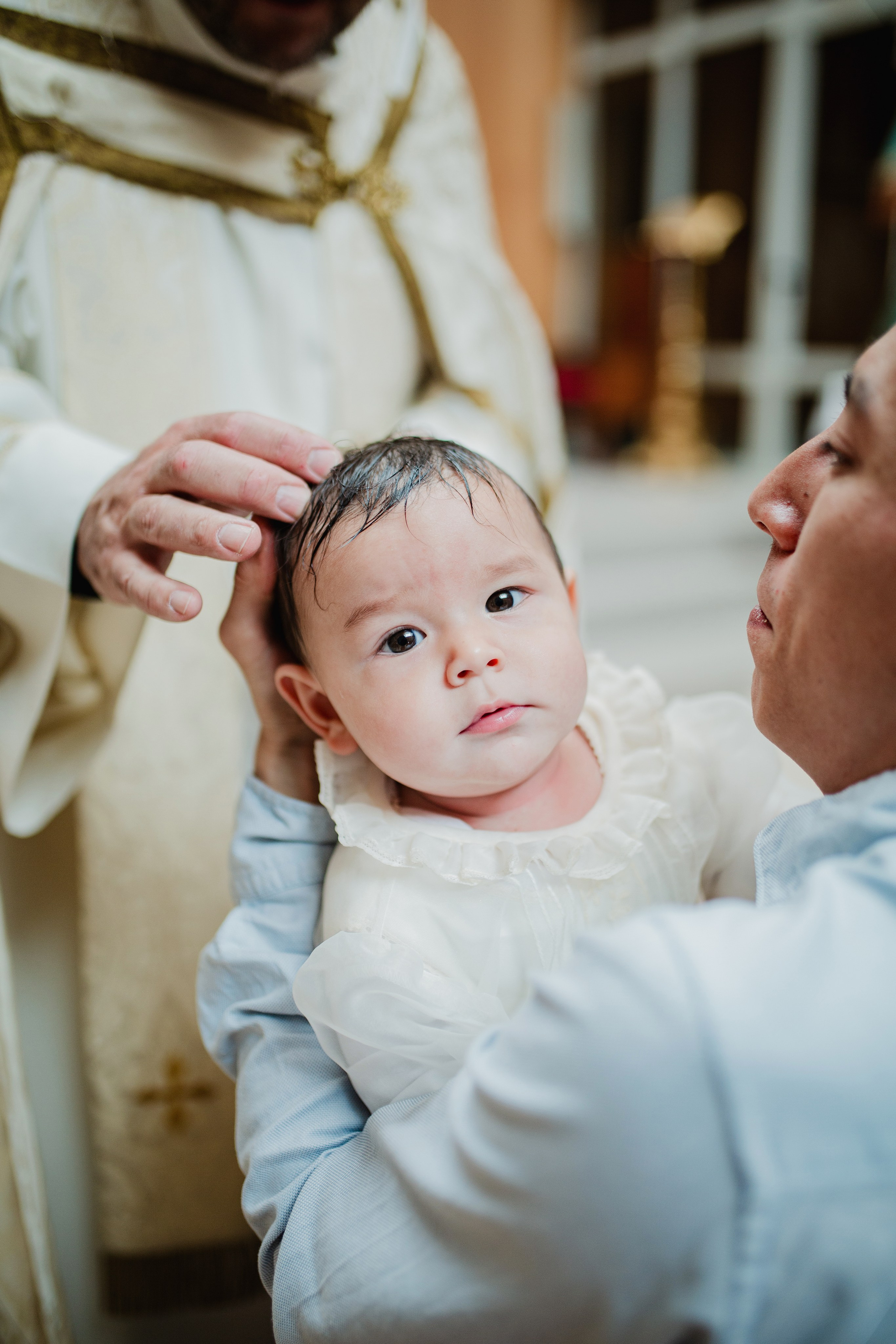Retrato de bebé con traje de bautizo en estudio fotográfico Rainbox, Torrejón de Ardoz