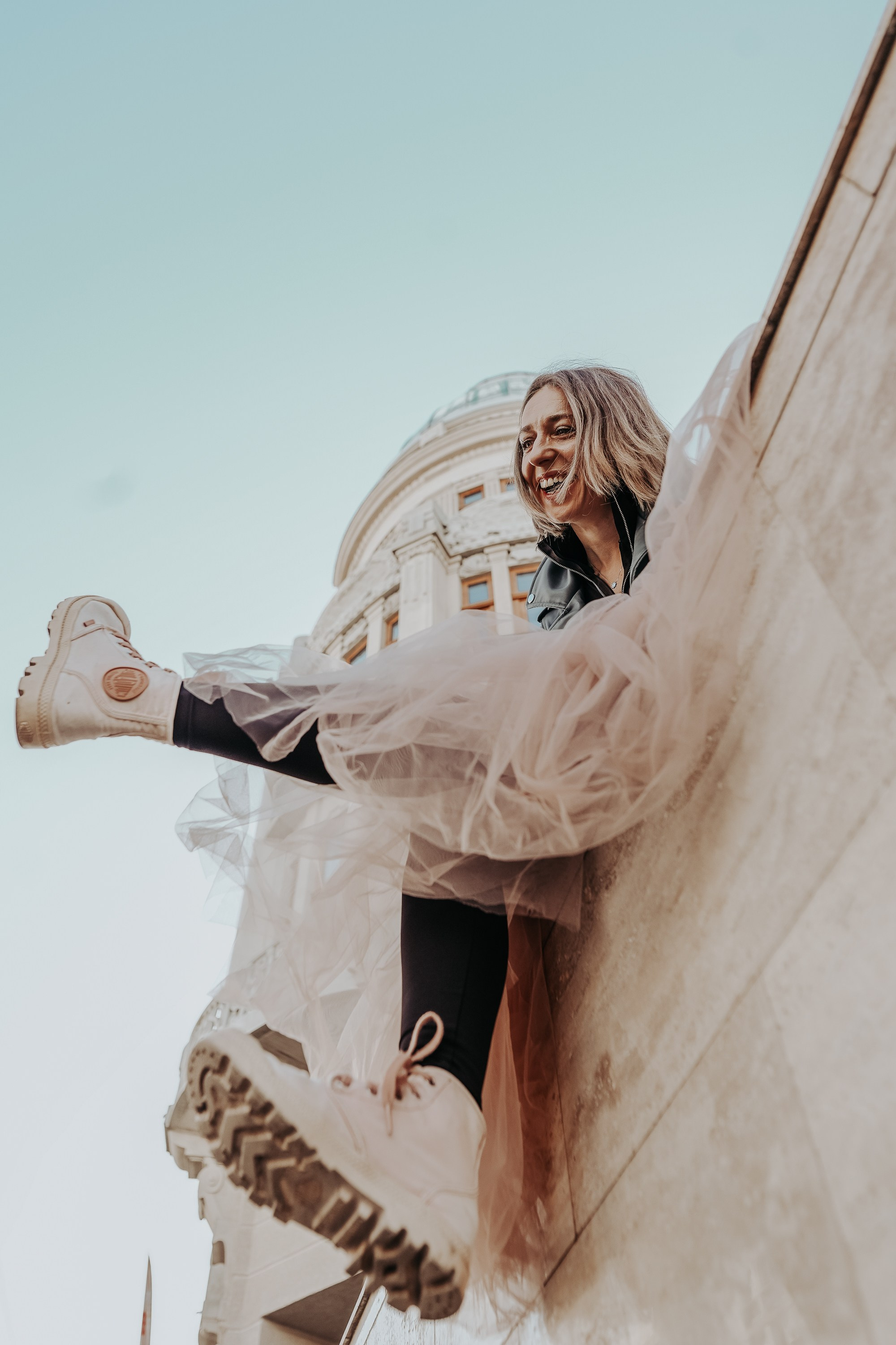 Sunt o Zeita — yoga on street. MARINABUGS