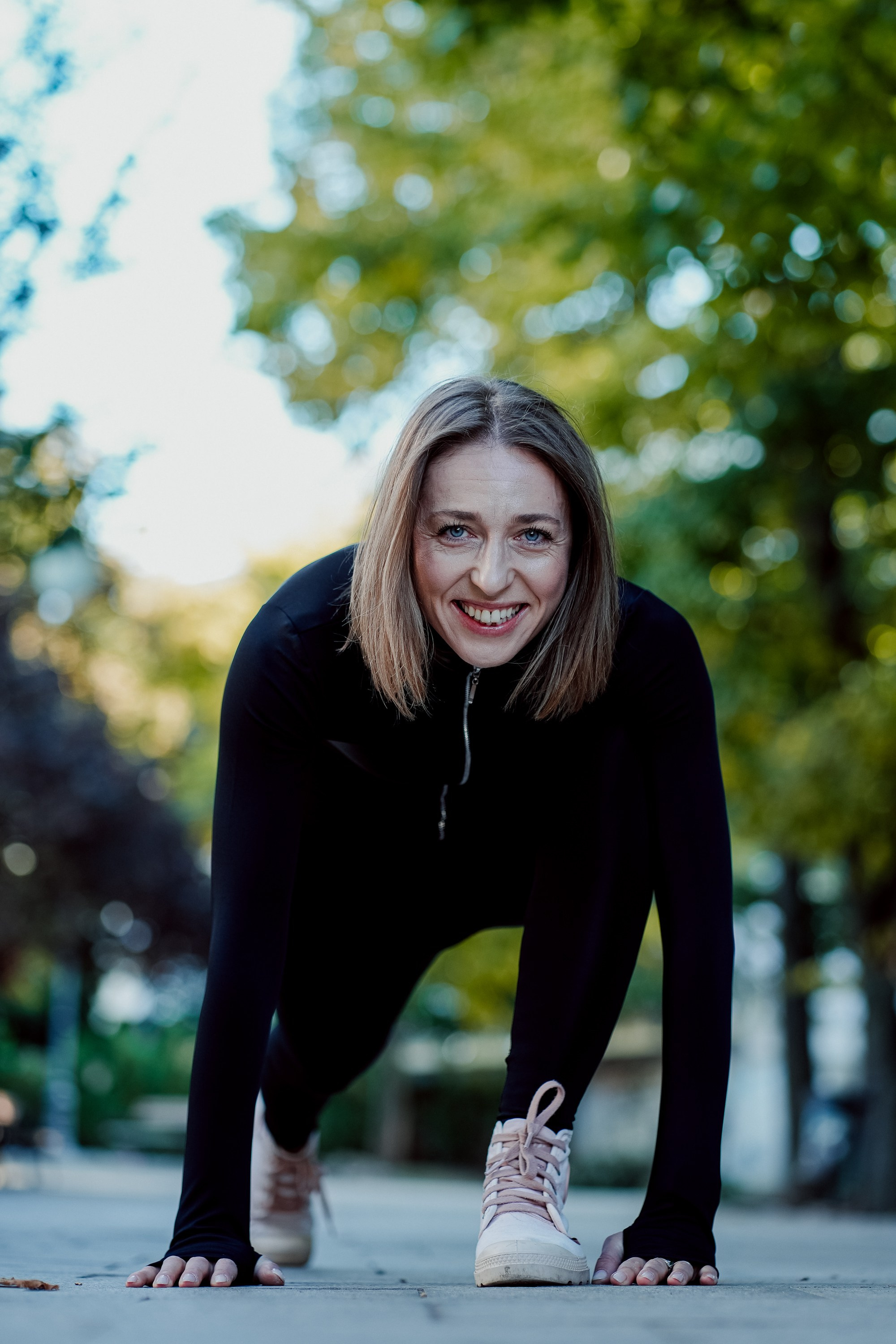 Sunt o Zeita — yoga on street. MARINABUGS