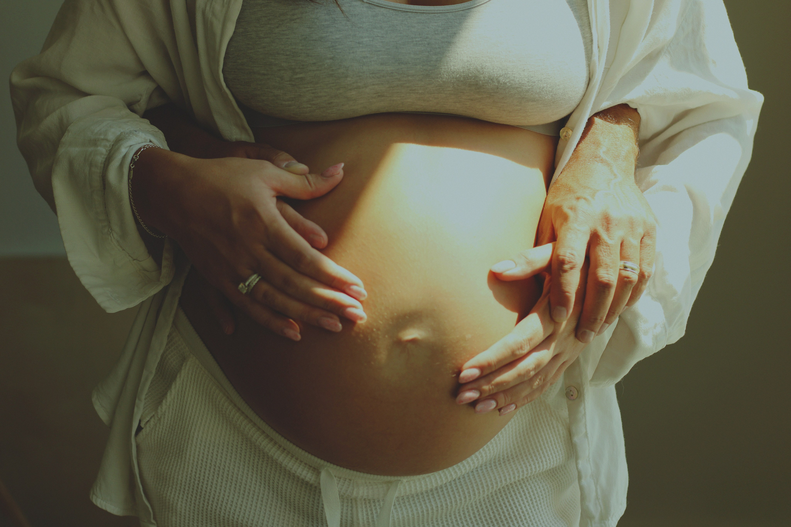 Maternity, Family & Pregnancy Photoshoot at Home. Lana Petrychenko — Portrait & Family Photographer. Valencia, Spain