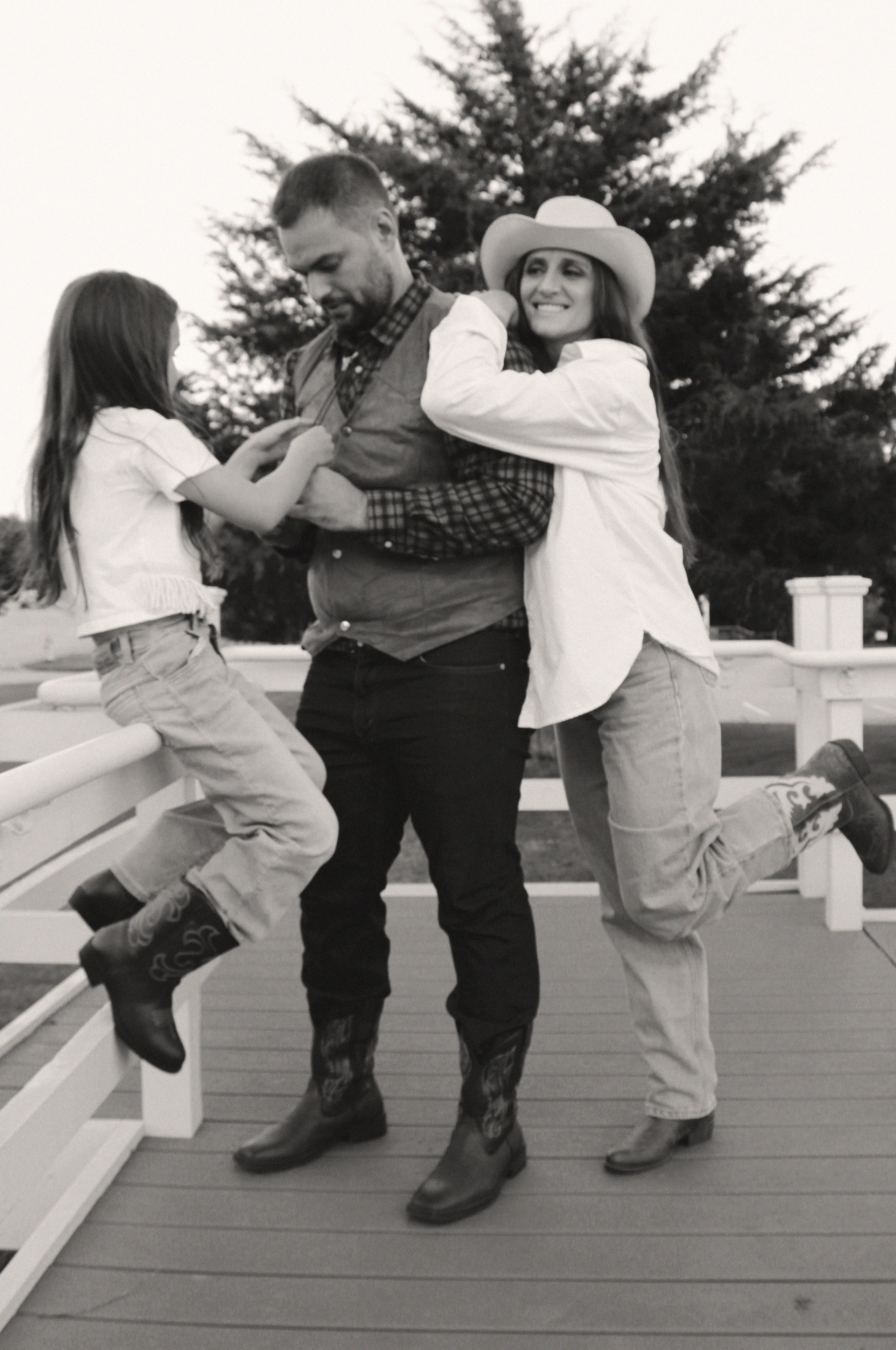 Texas Countryside Family Photoshoot in Cowboy Style. Lana Petrychenko — Portrait & Family Photographer. Valencia, Spain