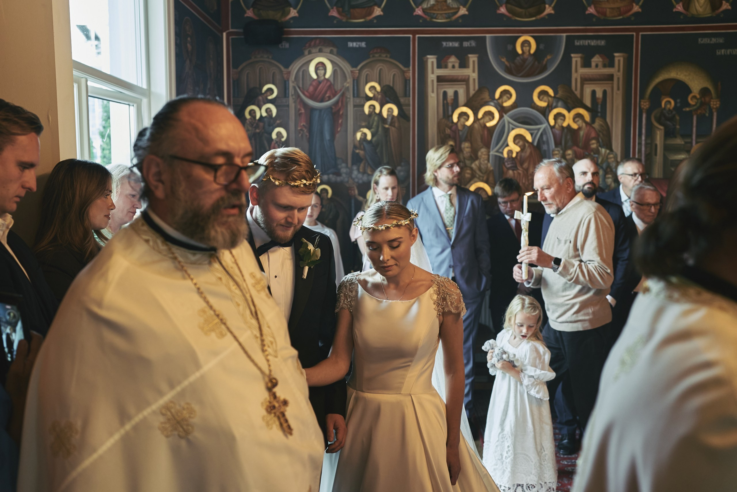 A Day of Candles and Gold. Bryllupsfotograf i Oslo. André Korsak – candid og dokumentarisk fotograf