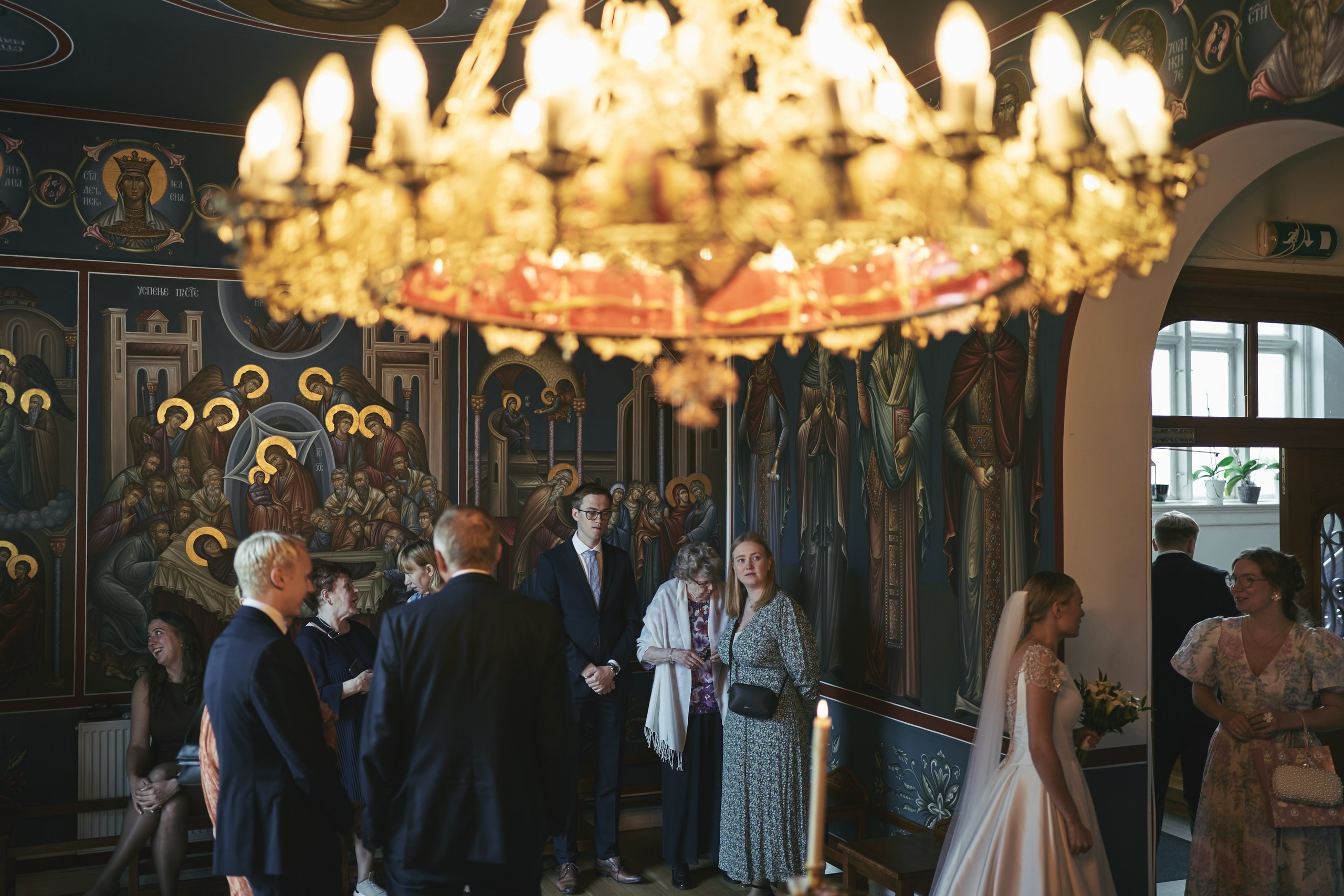 A Day of Candles and Gold. Bryllupsfotograf i Oslo. André Korsak – candid og dokumentarisk fotograf