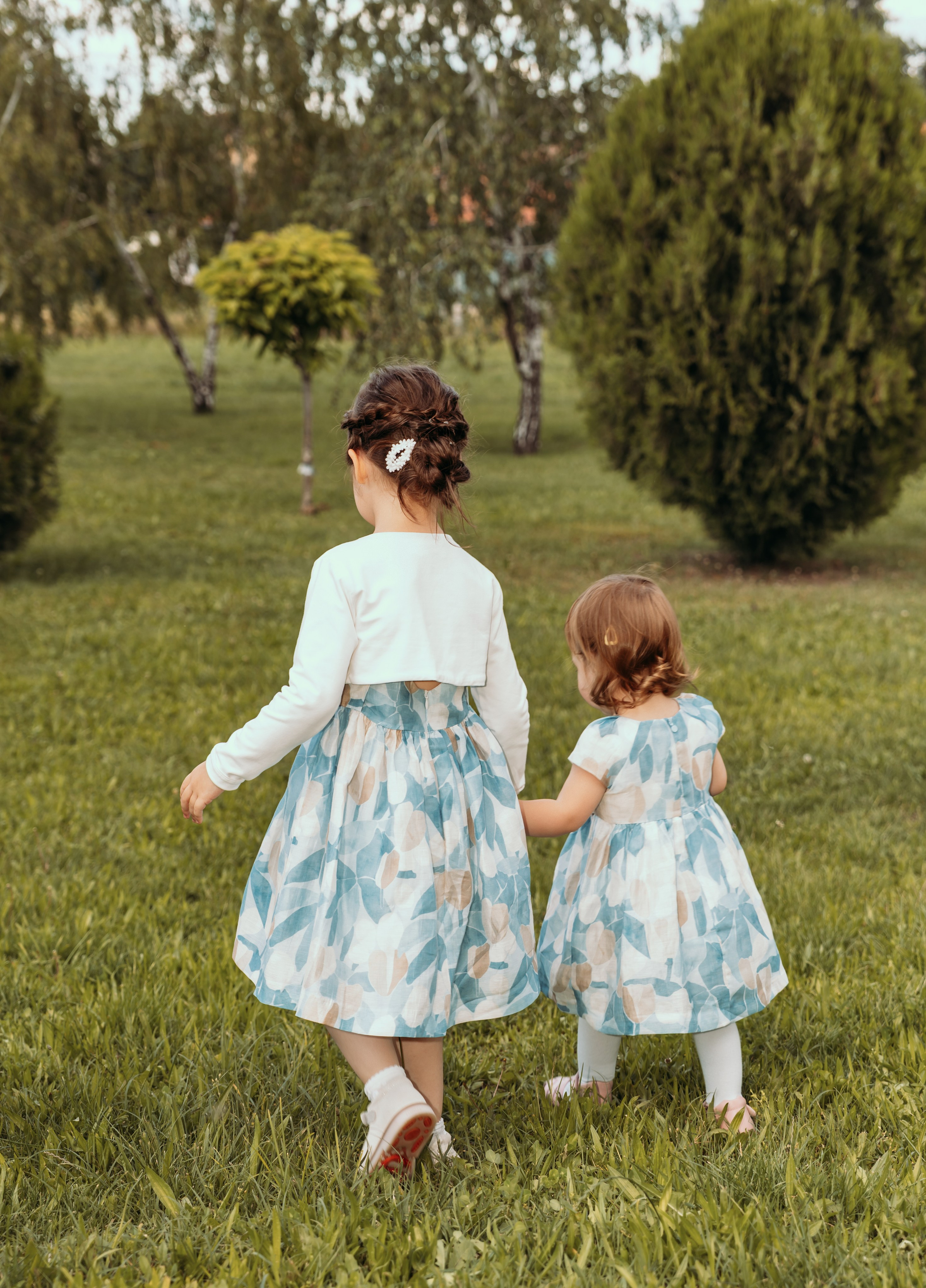 Devojcice ispred crkve nakon krstenja