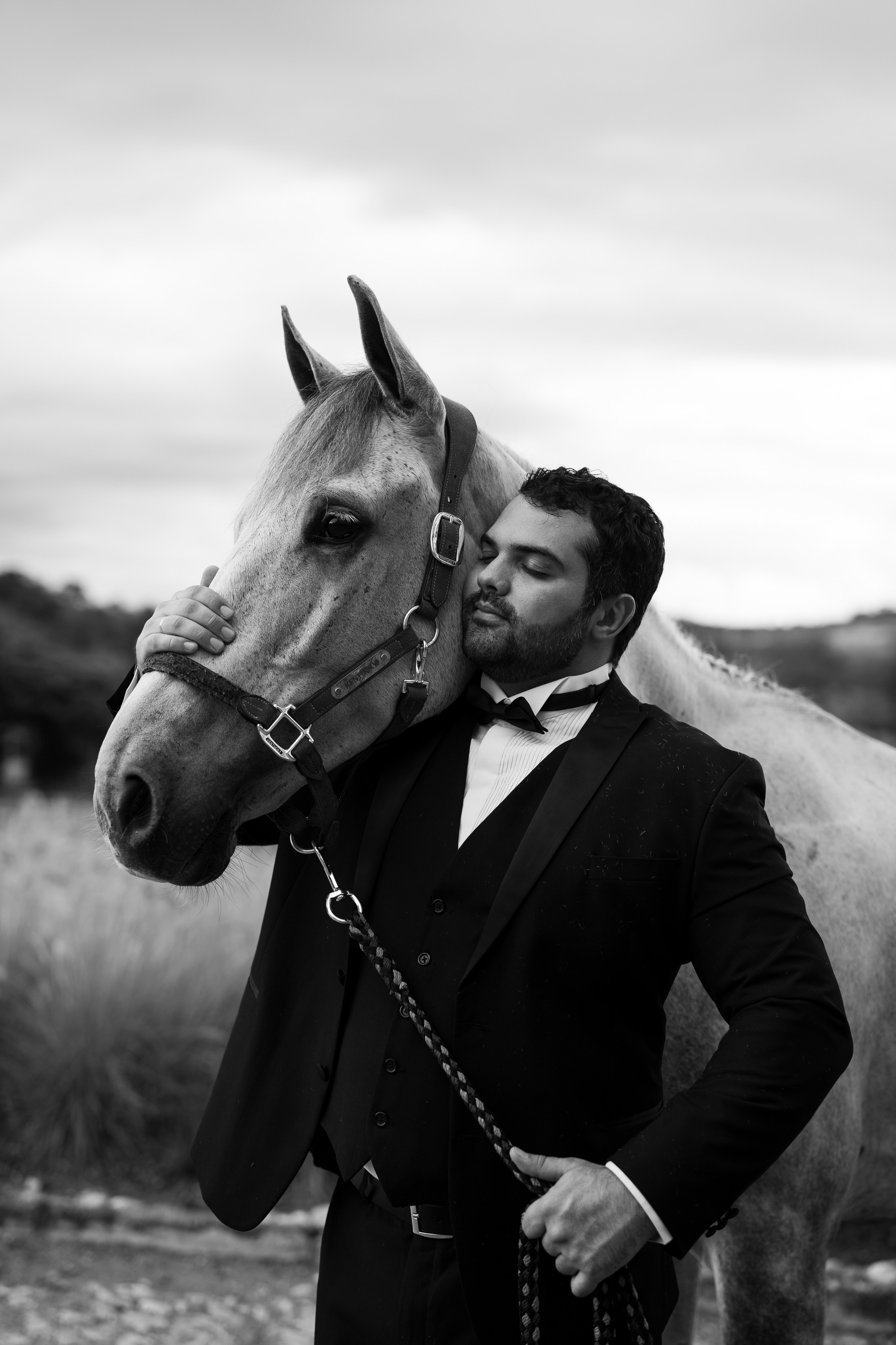 Um pré-casamento no campo em Minas Gerais com cavalo, paisagem natural e retratos com estética clássica. Fotografia para casais que desejam um ensaio sofisticado, emotivo e com linguagem editorial.