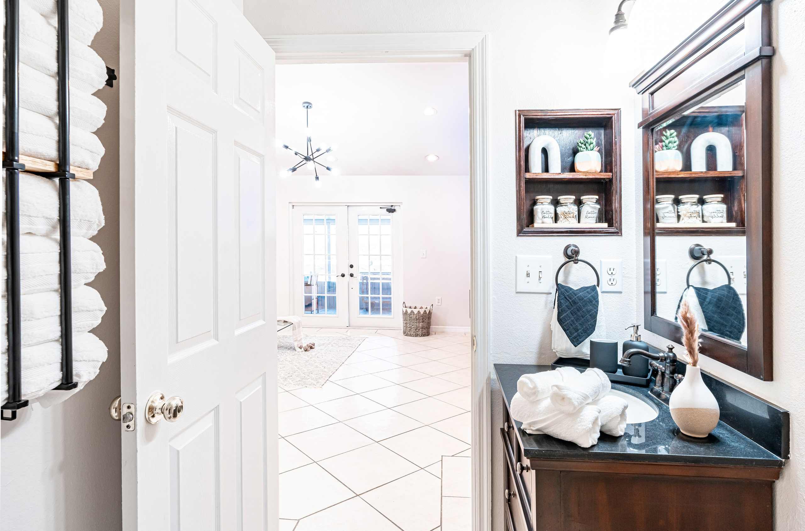 The house is for Rent AirBNB: https://ru.airbnb.com/rooms/1023445326769536774?_set_bev_on_new_domain=1702356155_MDFhNDI0ZDdjMDhj&source_impression_id=p3_1702356155_K3LTjNJeF83QUyI0