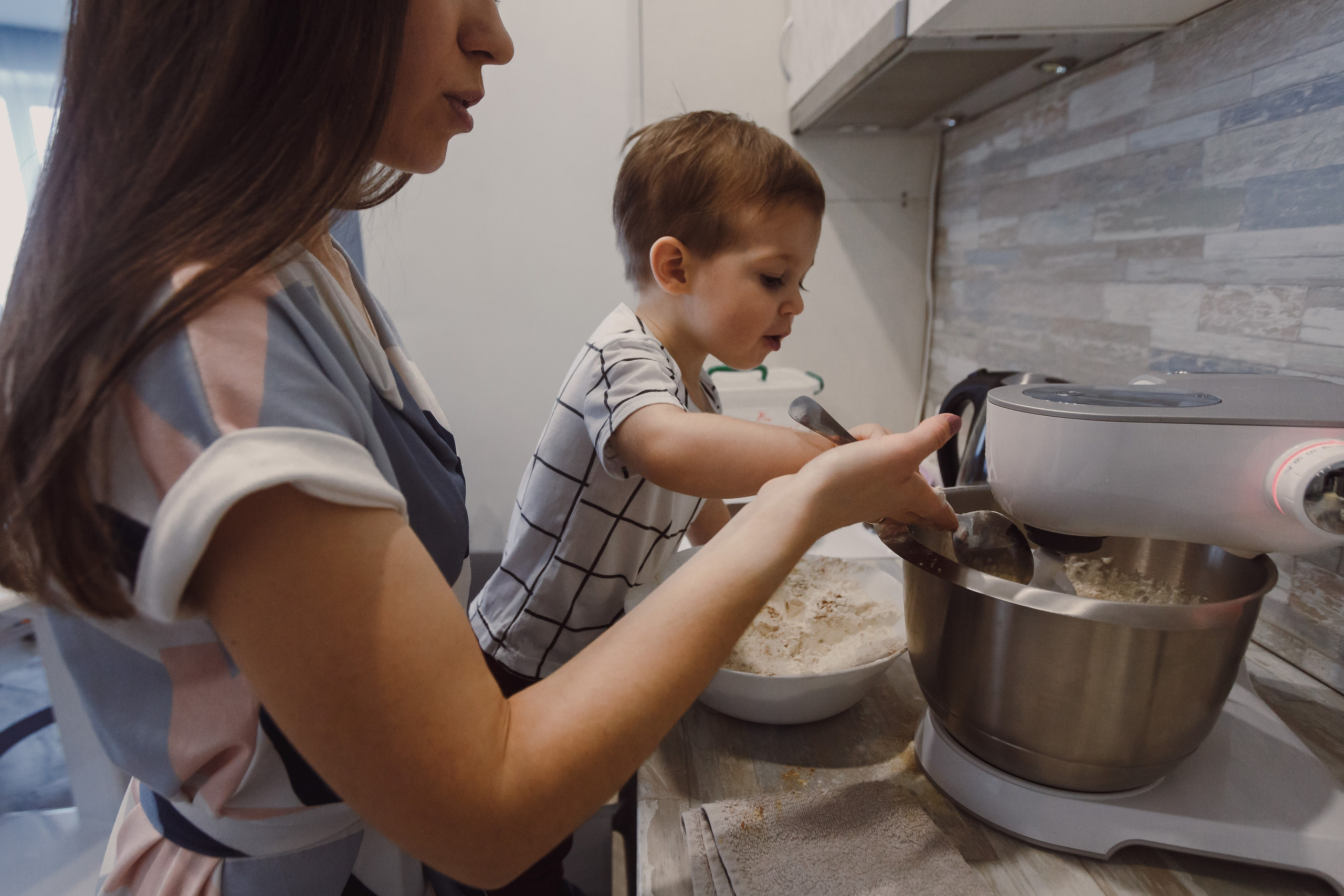 Padres con niños preparando galletas en casa. Fotógrafo de retrato, familia y reportajes en Valencia | España | Europa Vitalii Lumier
