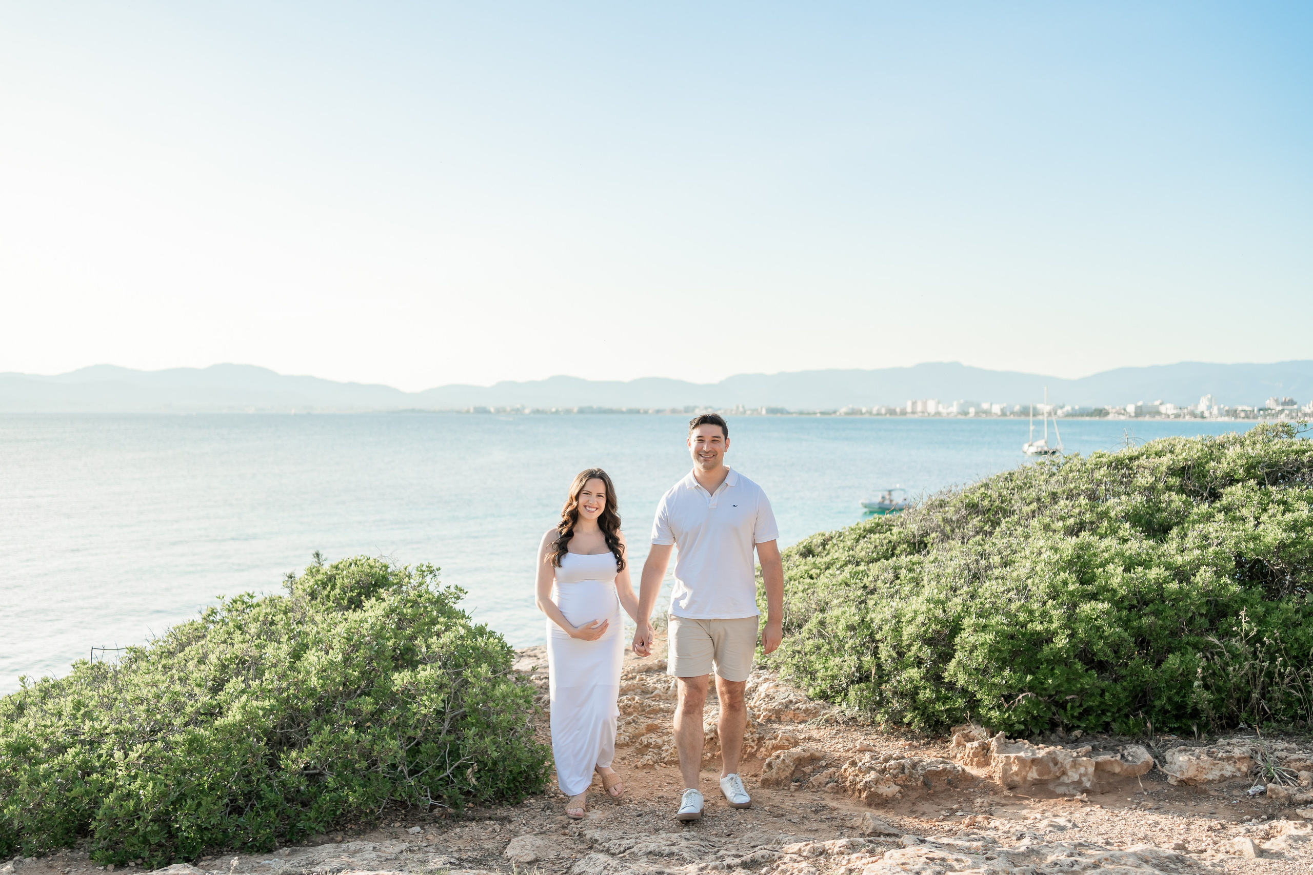 Maternity Photoshoot by the Sea in Mallorca – Natural & Timeless Moments. Deine Fotografin auf Mallorca für Familien und Business