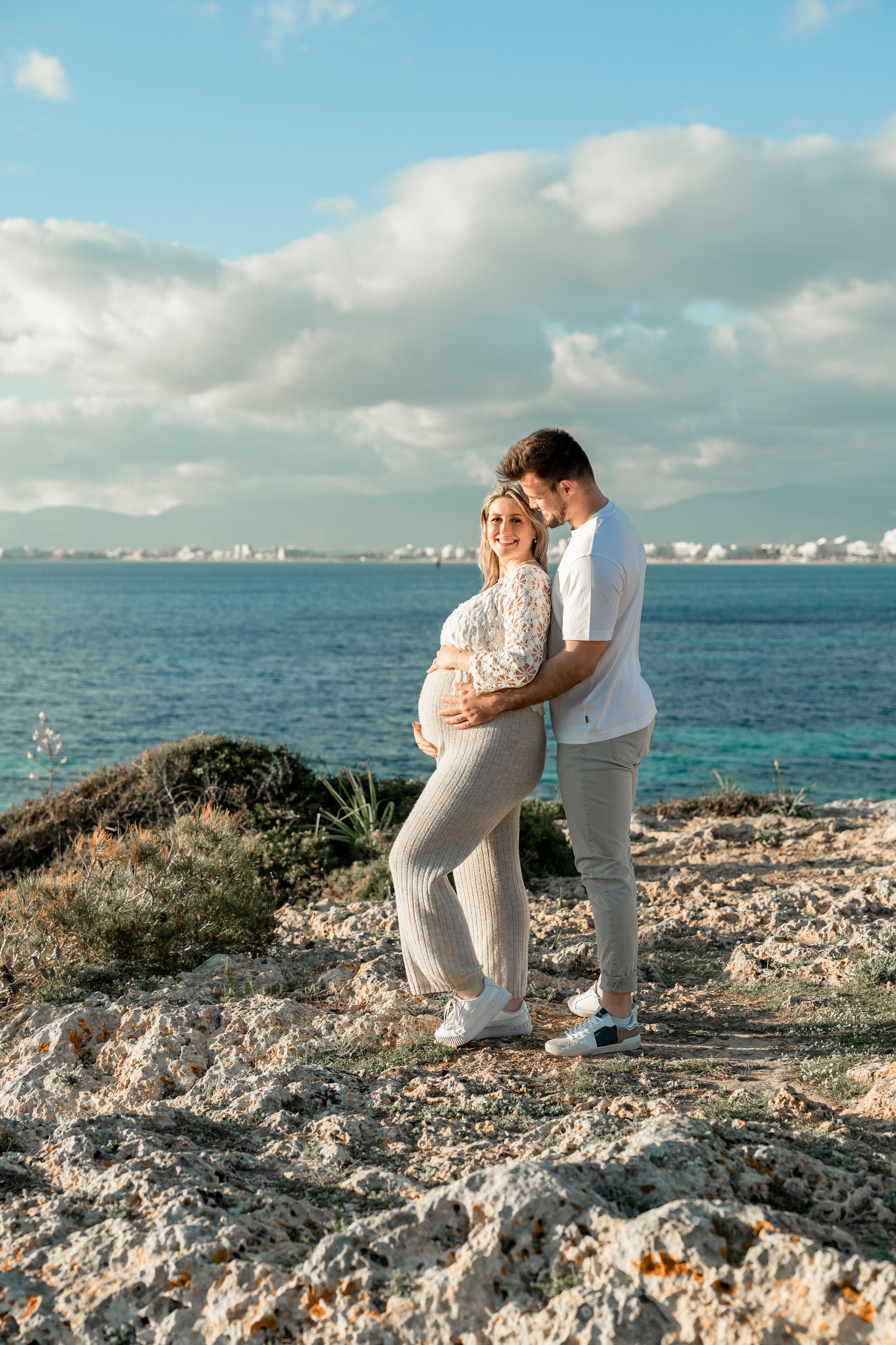Schwangerschaftsshooting am Meer. Deine Fotografin auf Mallorca für Familien und Business