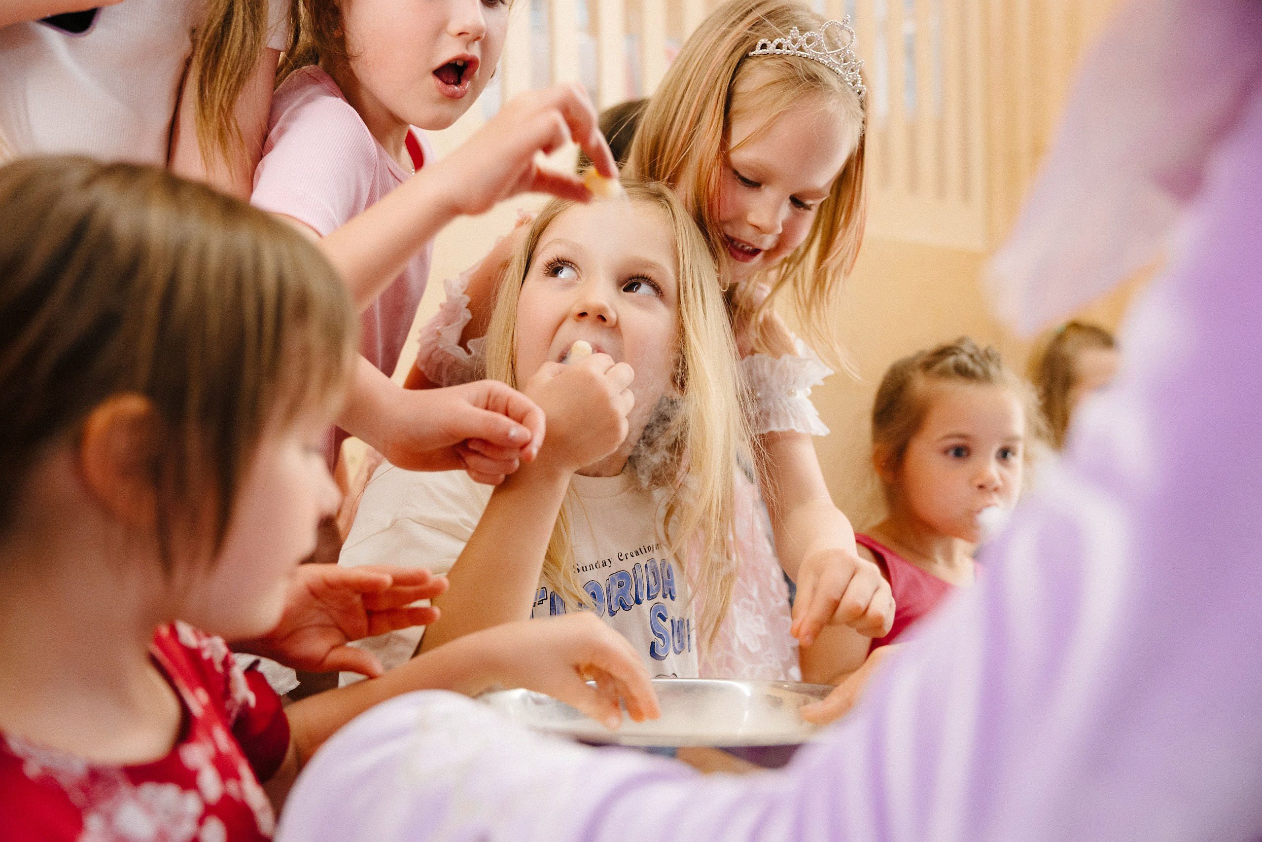 Фотосъёмка детского дня рождения 6 лет — Беззубик, Единорог и волшебная комната с Лабубу. Евгений Тимофеев | Свадебный и контент-фотограф и видеограф в Риге