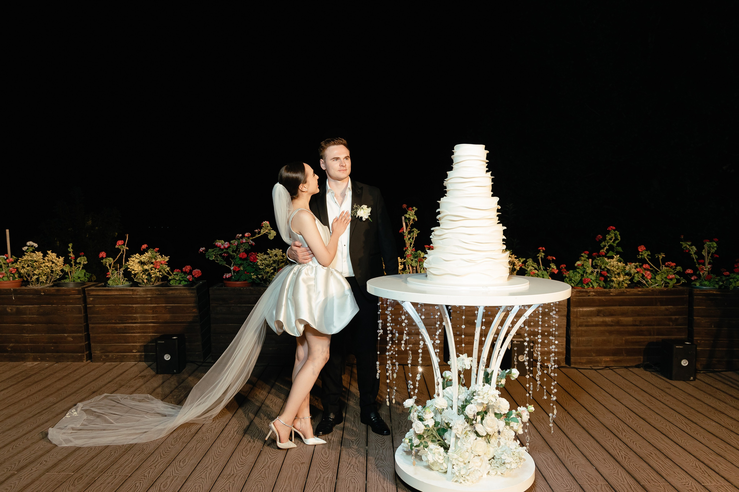 Thomas & Suyumbika. Главная