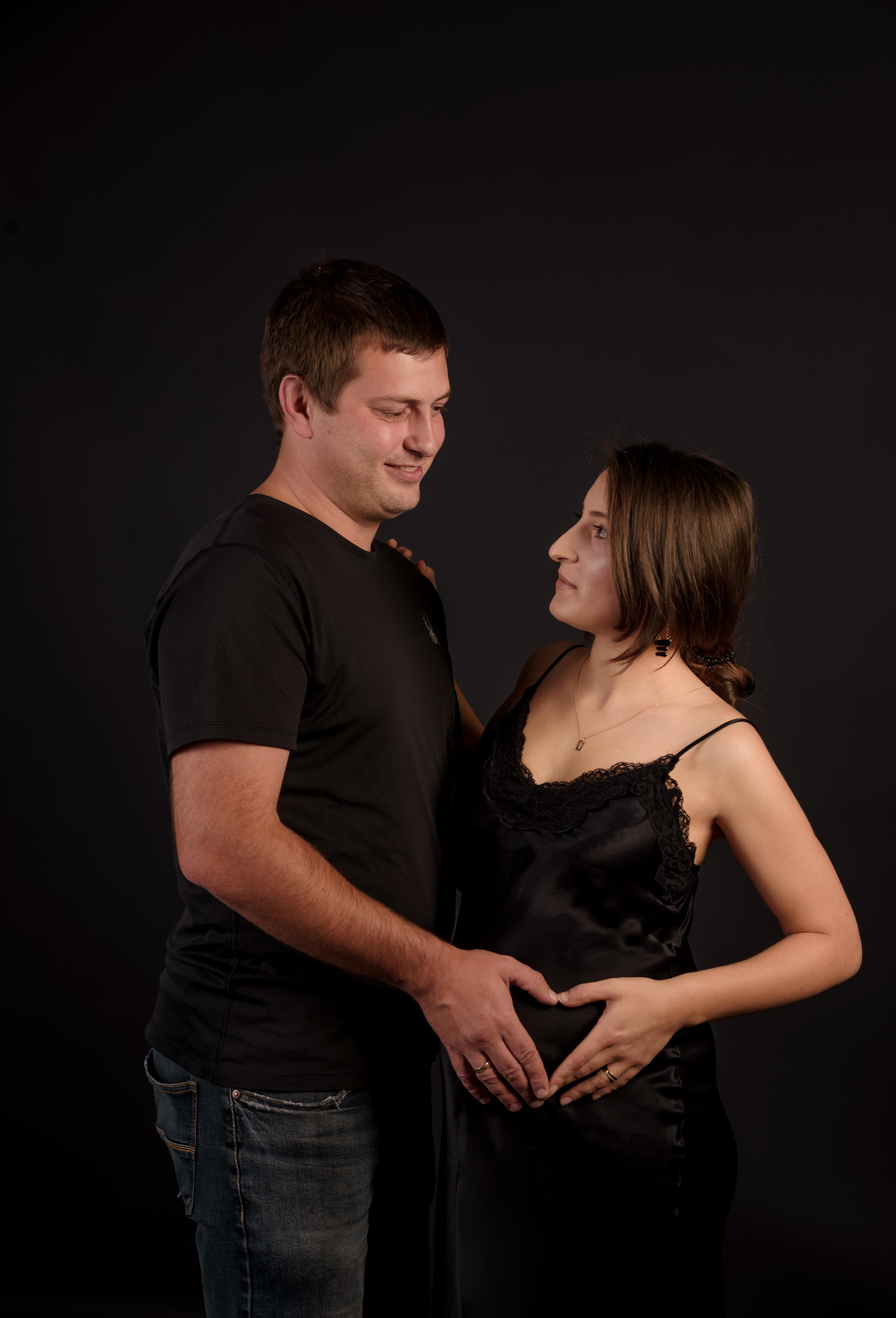 Maternity photoshooting in studio Luxembourg. Photographer in Luxembourg Tanita