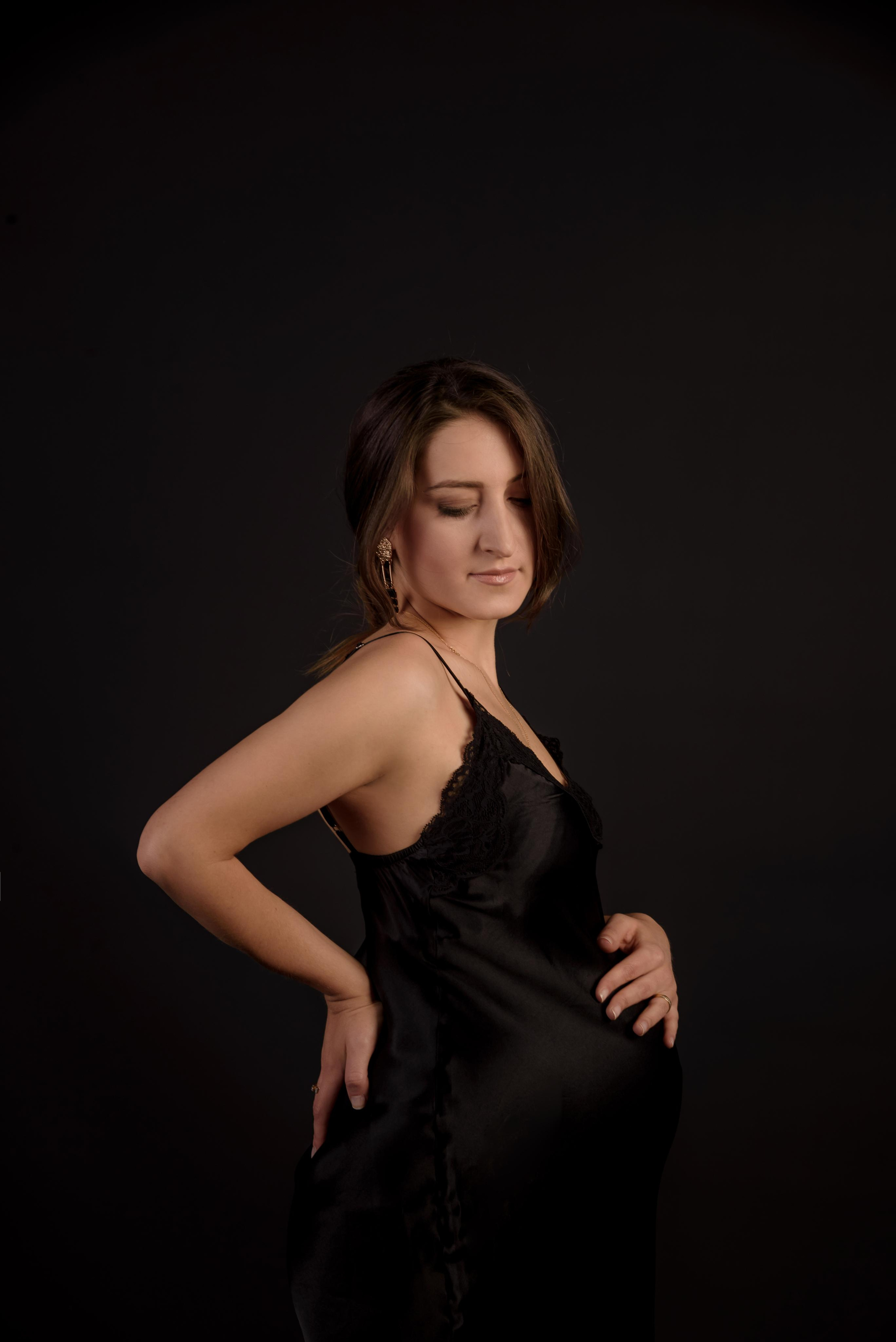 Maternity photoshooting in studio Luxembourg. Photographer in Luxembourg Tanita