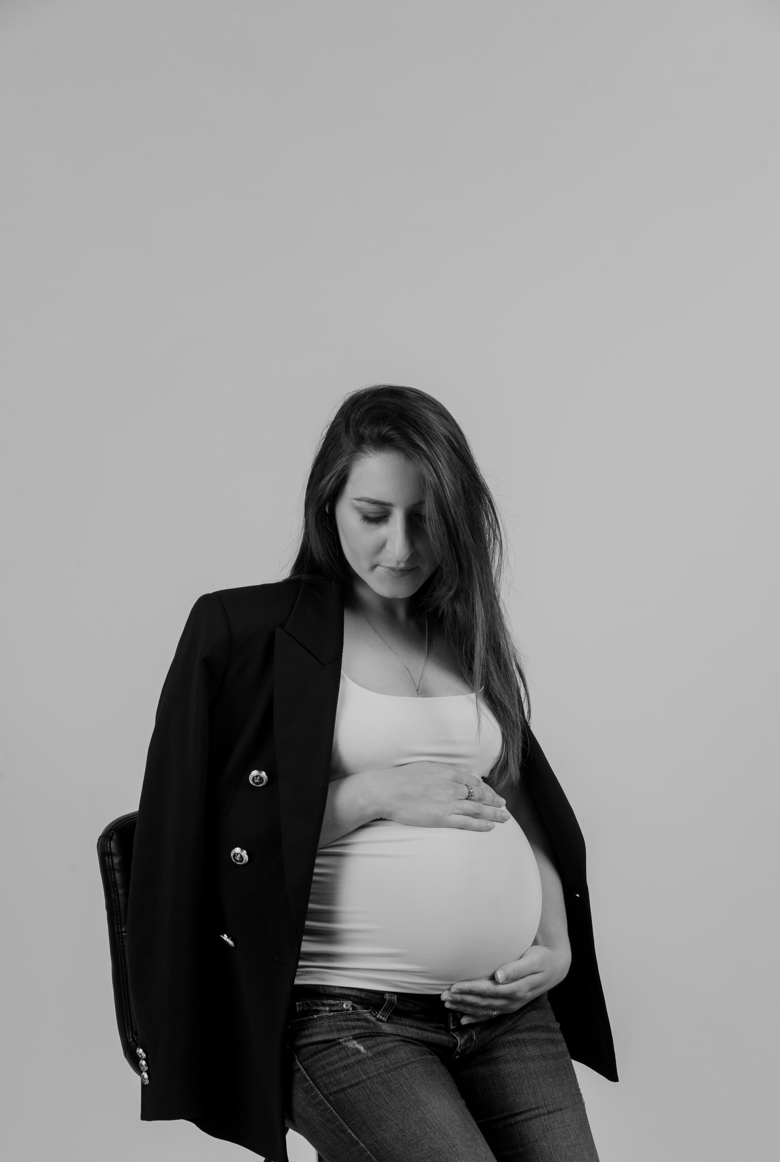 Maternity photoshooting in studio Luxembourg. Photographer in Luxembourg Tanita