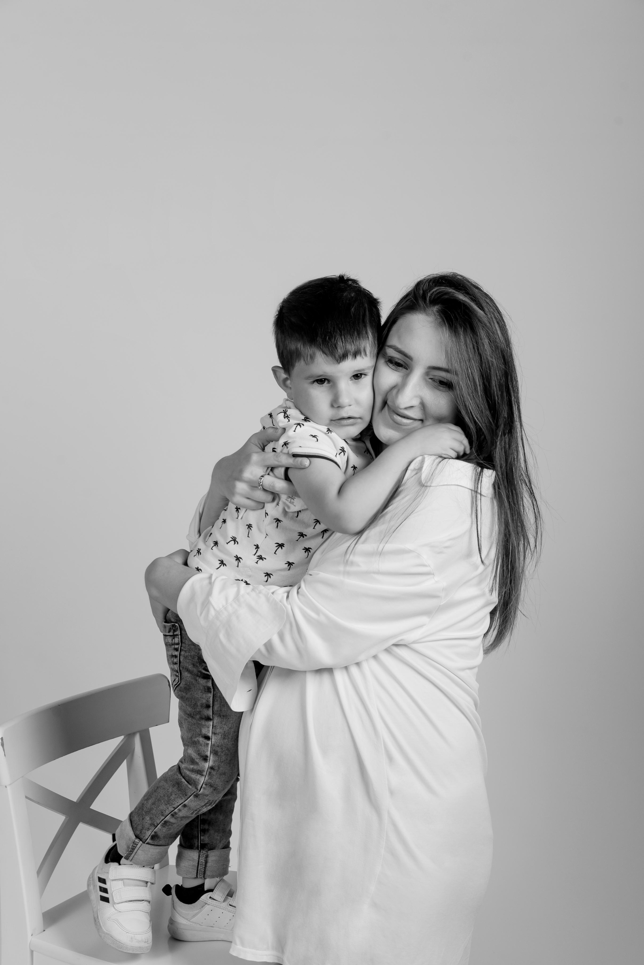 Maternity photoshooting in studio Luxembourg. Photographer in Luxembourg Tanita