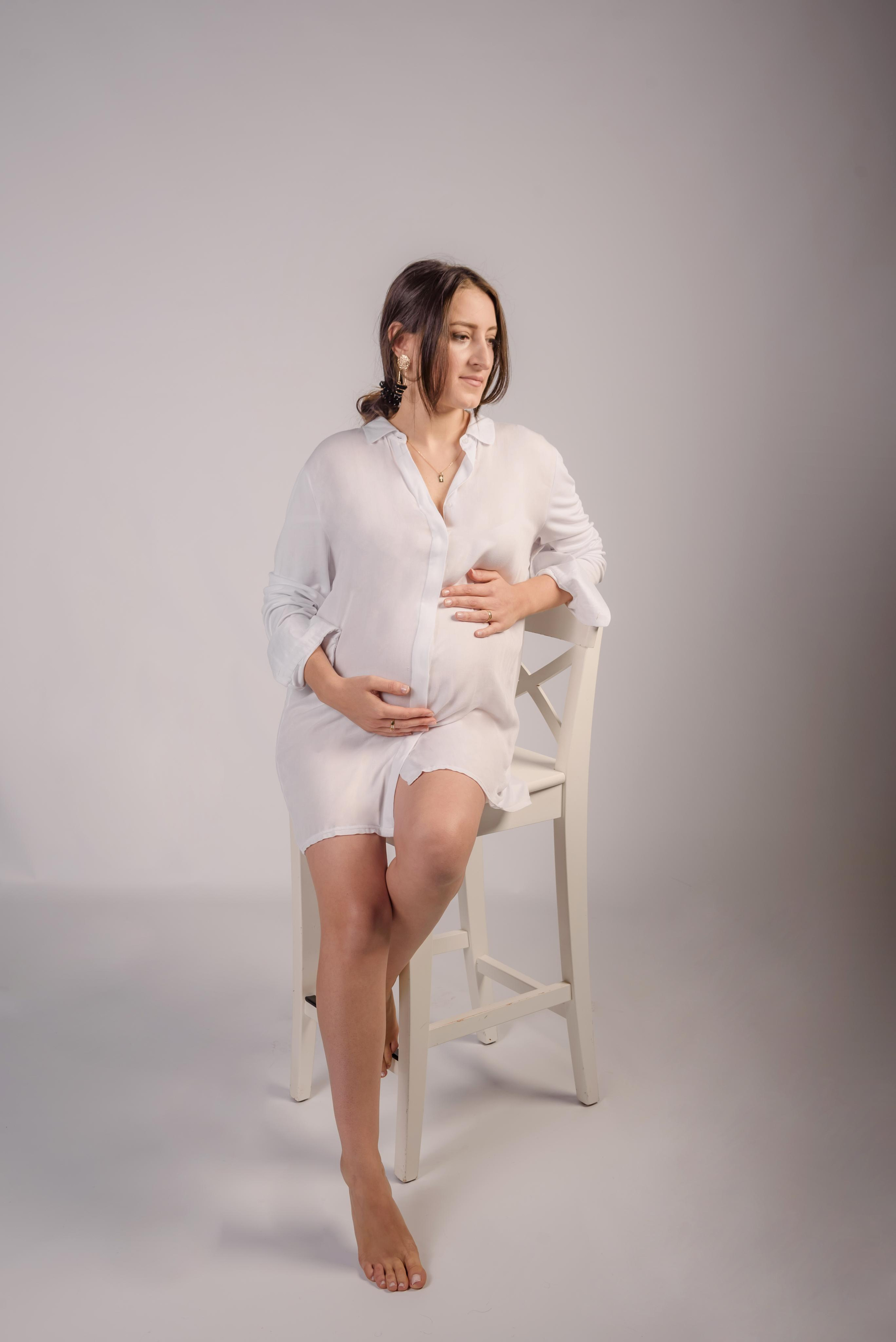 Maternity photoshooting in studio Luxembourg. Photographer in Luxembourg Tanita