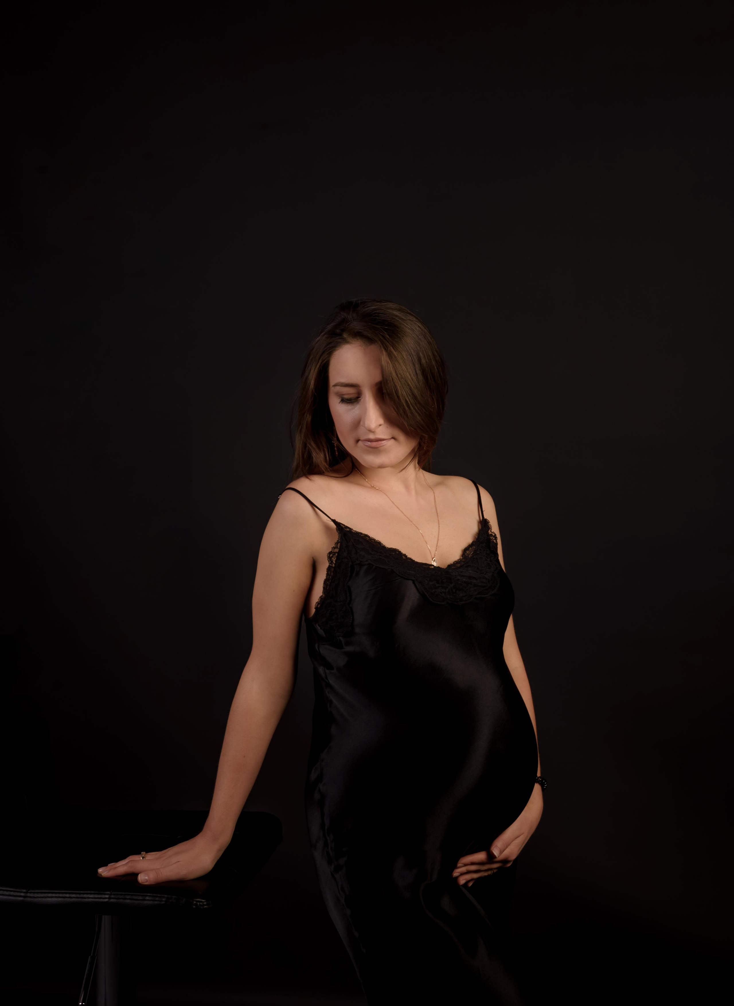 Maternity photoshooting in studio Luxembourg. Photographer in Luxembourg Tanita