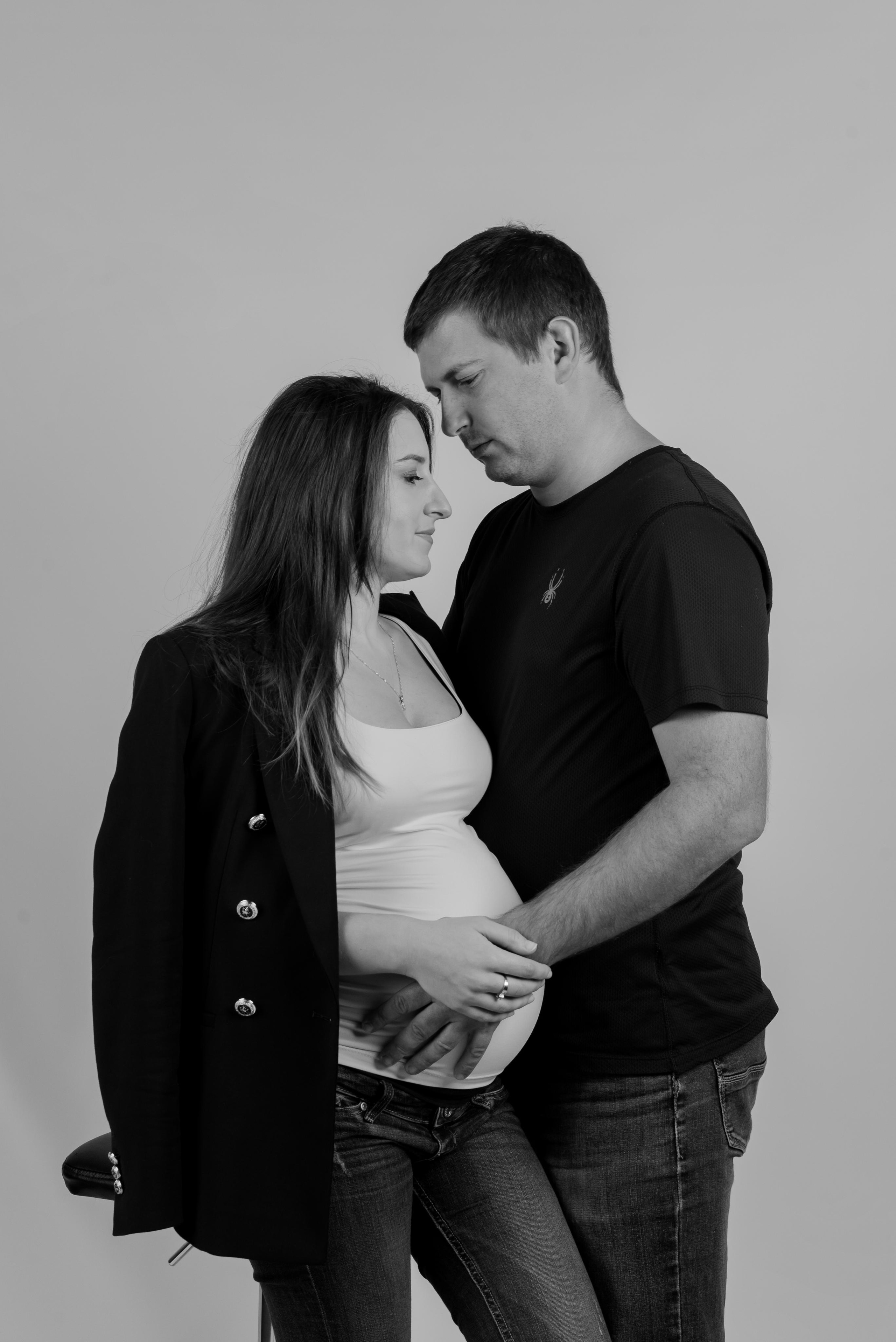 Maternity photoshooting in studio Luxembourg. Photographer in Luxembourg Tanita