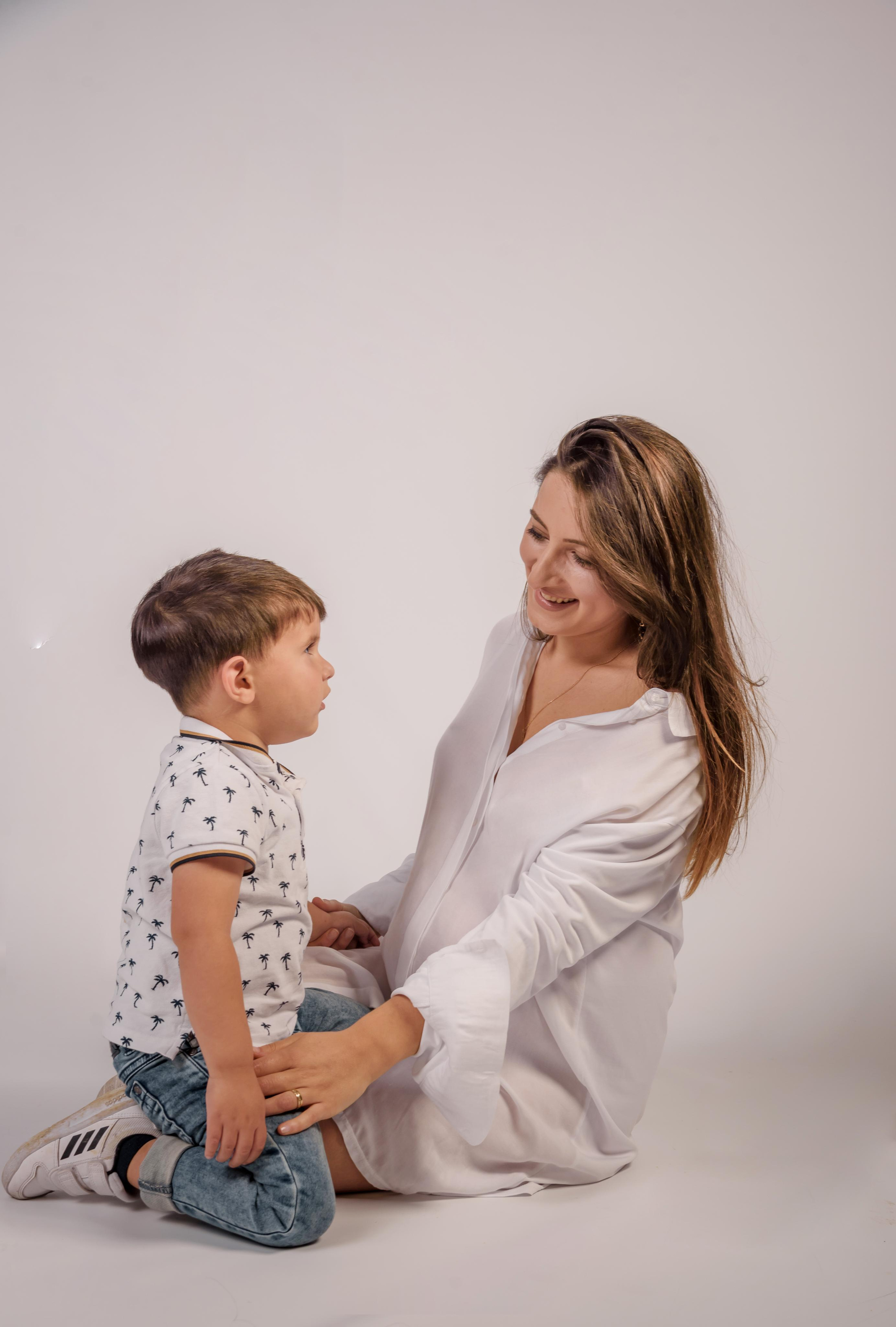 Maternity photoshooting in studio Luxembourg. Photographer in Luxembourg Tanita