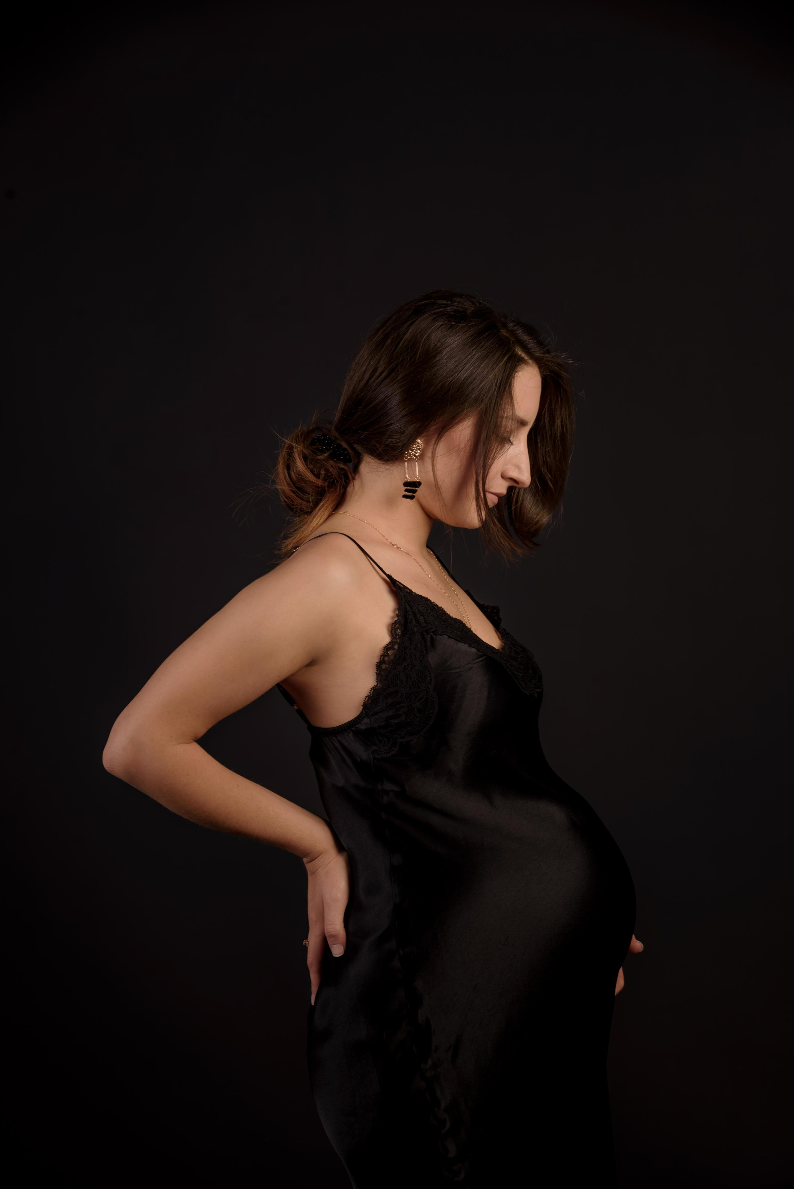 Maternity photoshooting in studio Luxembourg. Photographer in Luxembourg Tanita