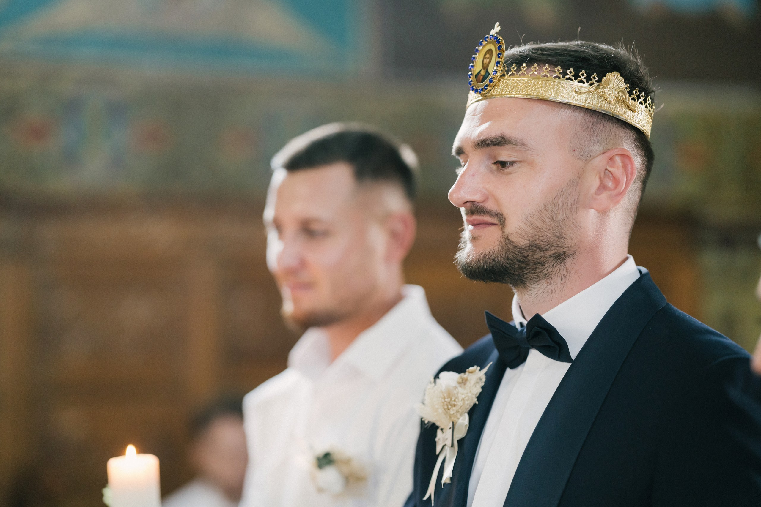 1. Mireasa Adriana în timpul pregătirilor de nuntă în Tudora Botoșani2. Costumul mirelui Ionuț fotografiat artistic în ziua nunții3. Prietenii mirelui la tradițiile de nuntă în Tudora4. Bărbieritul mirelui în cadrul obiceiurilor tradiționale de nuntă5. Fotografii de familie la biserică în ziua nunții6. Portret de familie cu mirii și copilul lor la nunta din Botoșani7. Primul dans al mirilor la Mariage Dor Baisa Botoșani8. Decor elegant de nuntă la Mariage Dor Baisa9. Emoții și tradiții la nunta din Tudora județul Botoșani10. Fotograf profesionist de nuntă în Botoșani surprinzând momente autentice - otograf-nunta-botosanifotograf-evenimente-botosanifotograf-profesionist-botosanifotograf-nunta-tudoranunta-tudora-botosanisedinta-foto-nunta-botosanipoze-nunta-botosanifotografii-nunta-tudorafotograf-cununie-religioasa-botosanibiserica-sfintii-imparati-constantin-si-elena-tudoramariage-dor-baisa-botosanirestaurant-nunta-botosanidansul-mirilor-mariage-dorpregatiri-mire-botosanipregatiri-mireasa-botosanitraditii-nunta-moldovaobiceiuri-nunta-tudorafotograf-familie-nunta-botosaniportret-miri-botosanigalerie-foto-nunta-botosanialbum-foto-nunta-botosaninunta-eleganta-botosaninunta-cu-traditii-botosanifotograf-premium-nunta-botosaniservicii-foto-video-botosanipoveste-de-nunta-botosanifotograf-documentar-nuntafotograf-natural-emotionalmiri-ionut-si-adriananunta-autentica-tudora -otograf-nunta-botosanifotograf-nunta-tudoranunta-tudora-botosanifotograf-evenimente-botosanifotograf-profesionist-botosaniservicii-foto-video-botosanigalerie-foto-nunta-botosanialbum-foto-nunta-botosani - nunta-autentica-botosaninunta-cu-traditii-botosanipoveste-de-nunta-botosanifotografii-emotionante-nuntamomente-autentice-nuntafotografie-documentara-nuntafotograf-natural-nunta- pregatiri-miri-tudorabiserica-tudora-botosanicununie-religioasa-tudoramariage-dor-baisa-botosanipetrecere-nunta-botosanivalsul-mirilor-botosani - alino-foto-studio-botosaniionut-si-adriana-nunta-tudorafotograf-alin-chirila-botosani