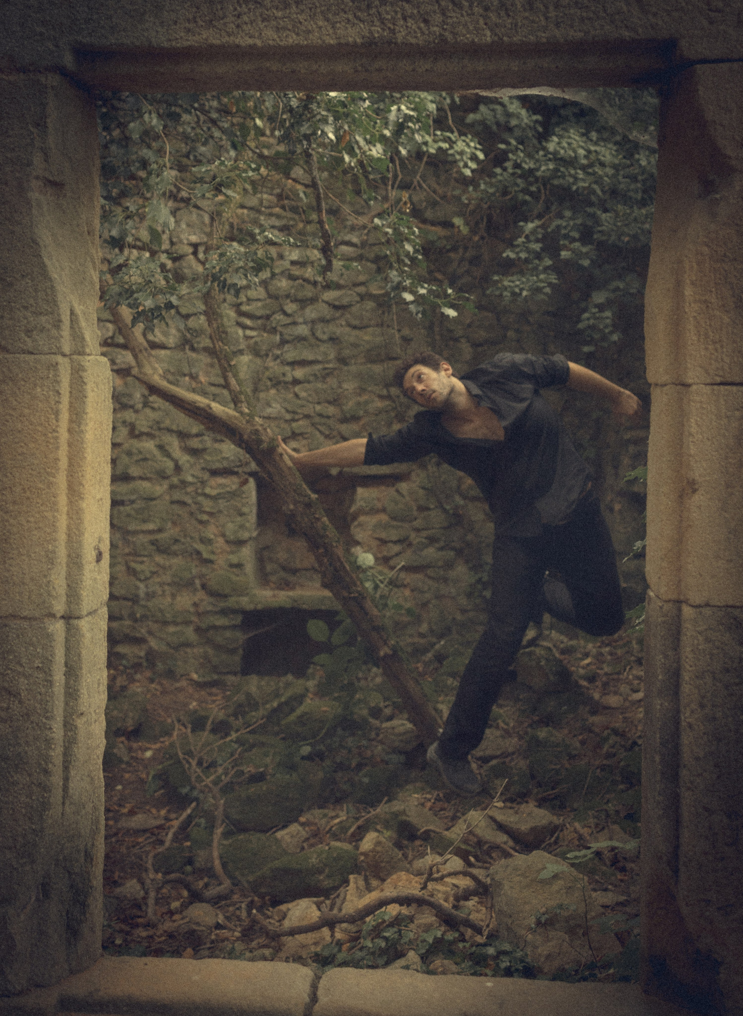 Portrait du portfolio d’un acteur Avignon Provence France. Histoires d’amour, séances photos de famille et de mariage en France