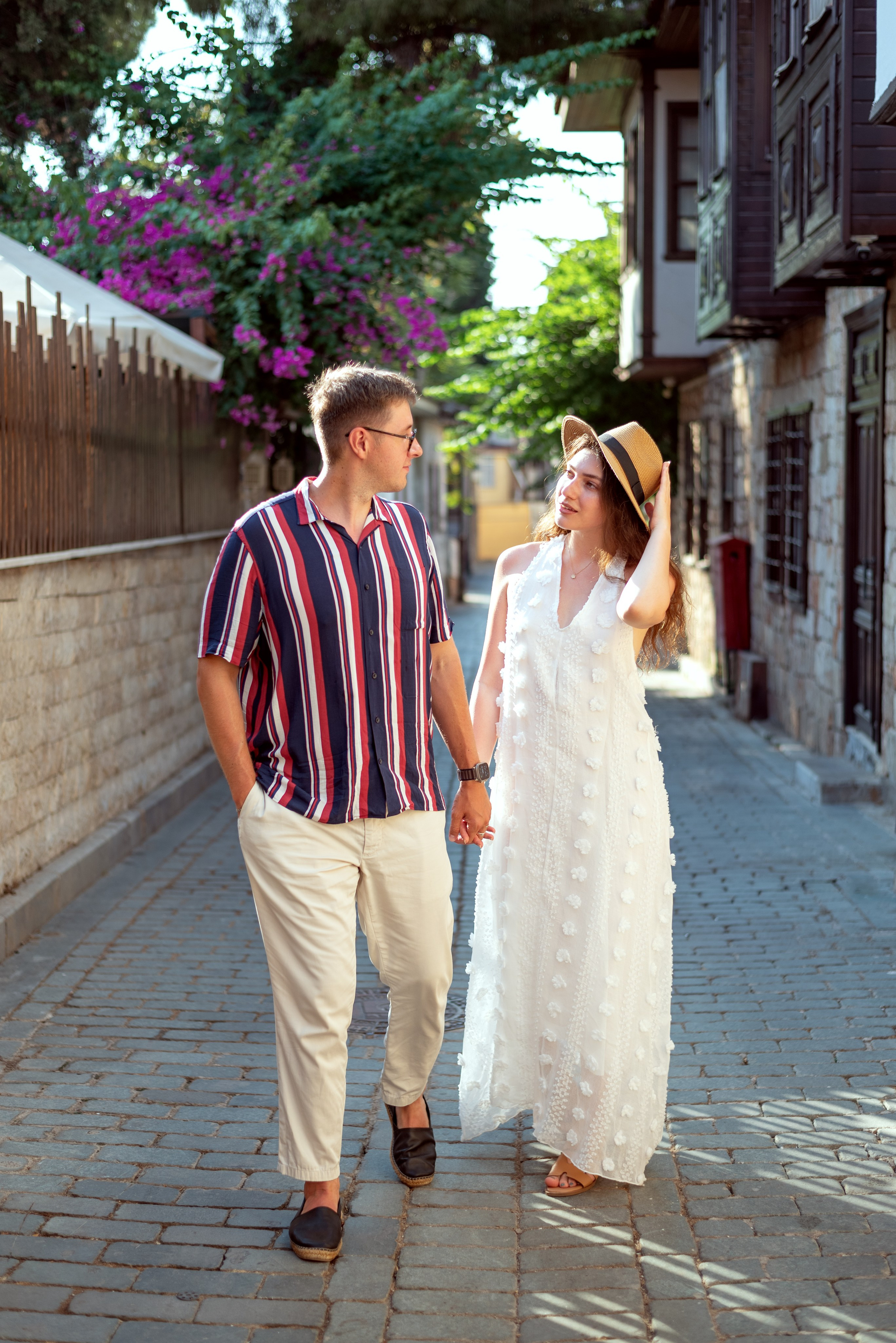 Фото прогулка пары по узким улочкам старого города Анталии