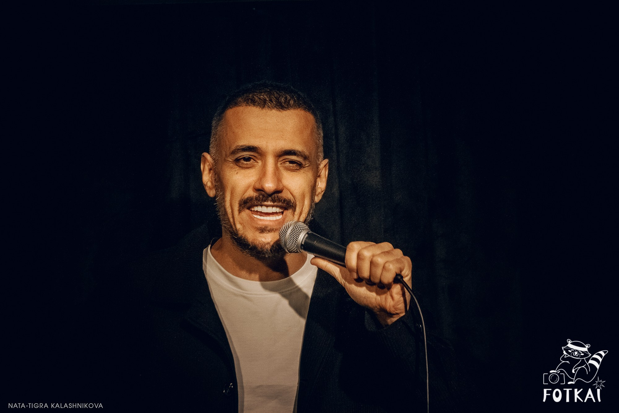 Eduard Matsaberidze en Madrid 14 de febrero 2026 — fotos del show de stand-up | FOTKAI