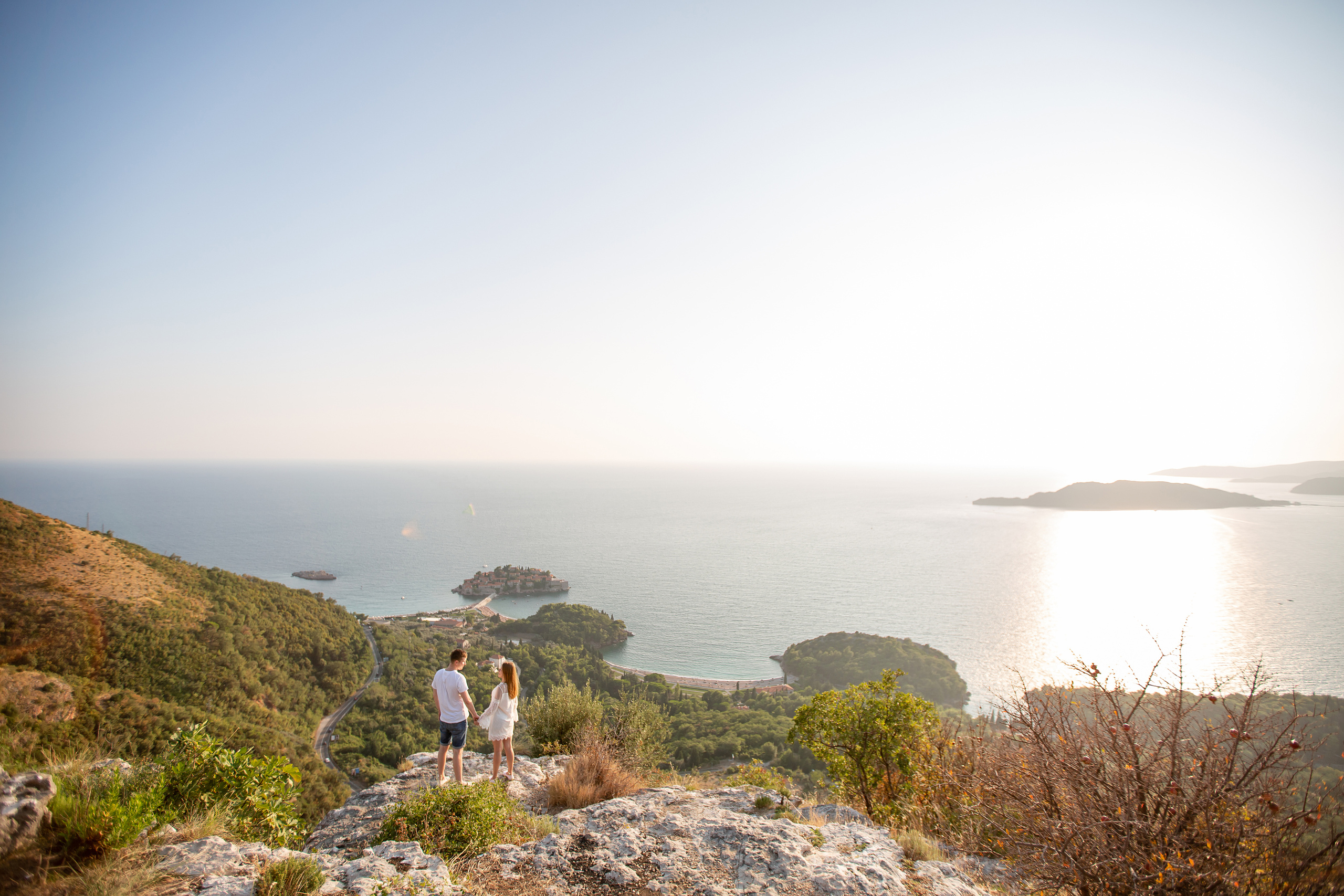 Schönheit der Bucht von Budva und der Insel Sveti-Stefan