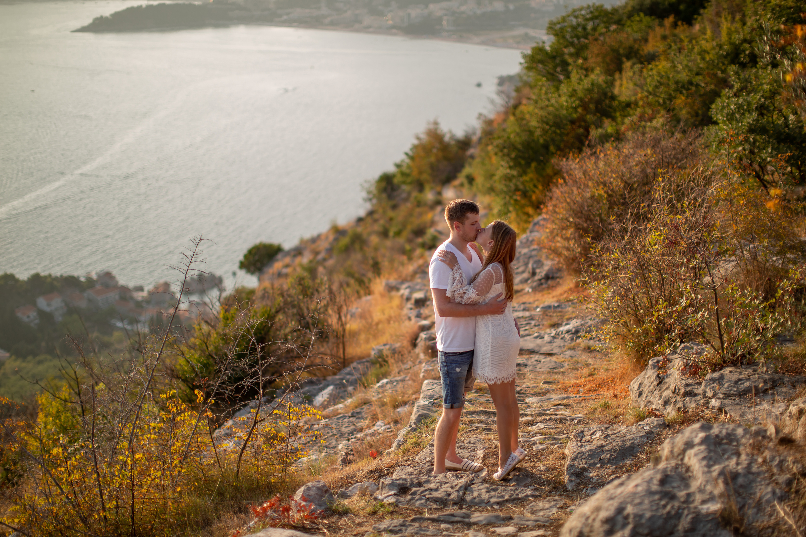 Schönheit der Bucht von Budva und der Insel Sveti-Stefan