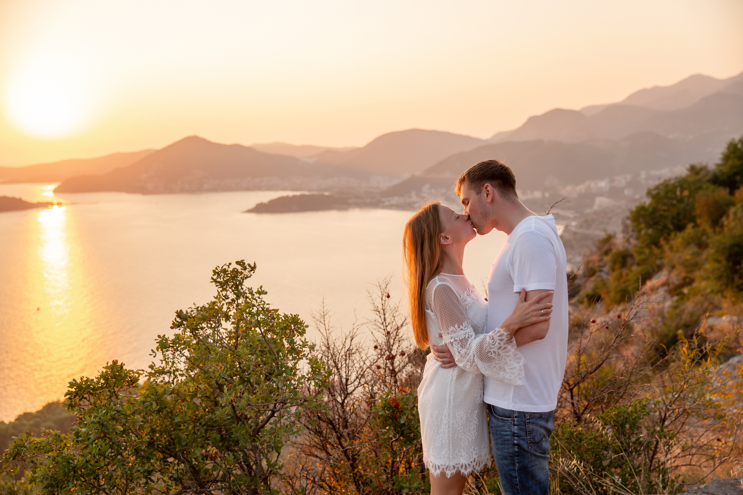Schönheit der Bucht von Budva und der Insel Sveti-Stefan