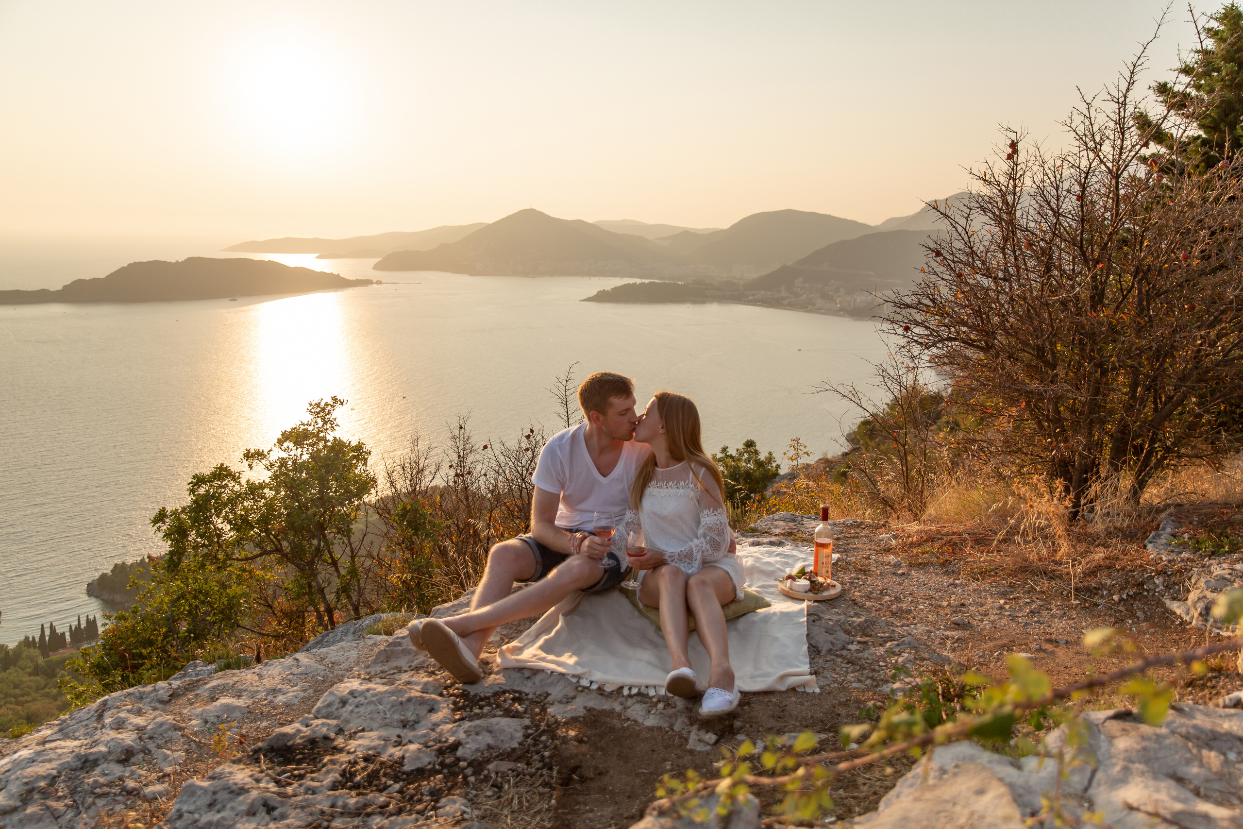Schönheit der Bucht von Budva und der Insel Sveti-Stefan