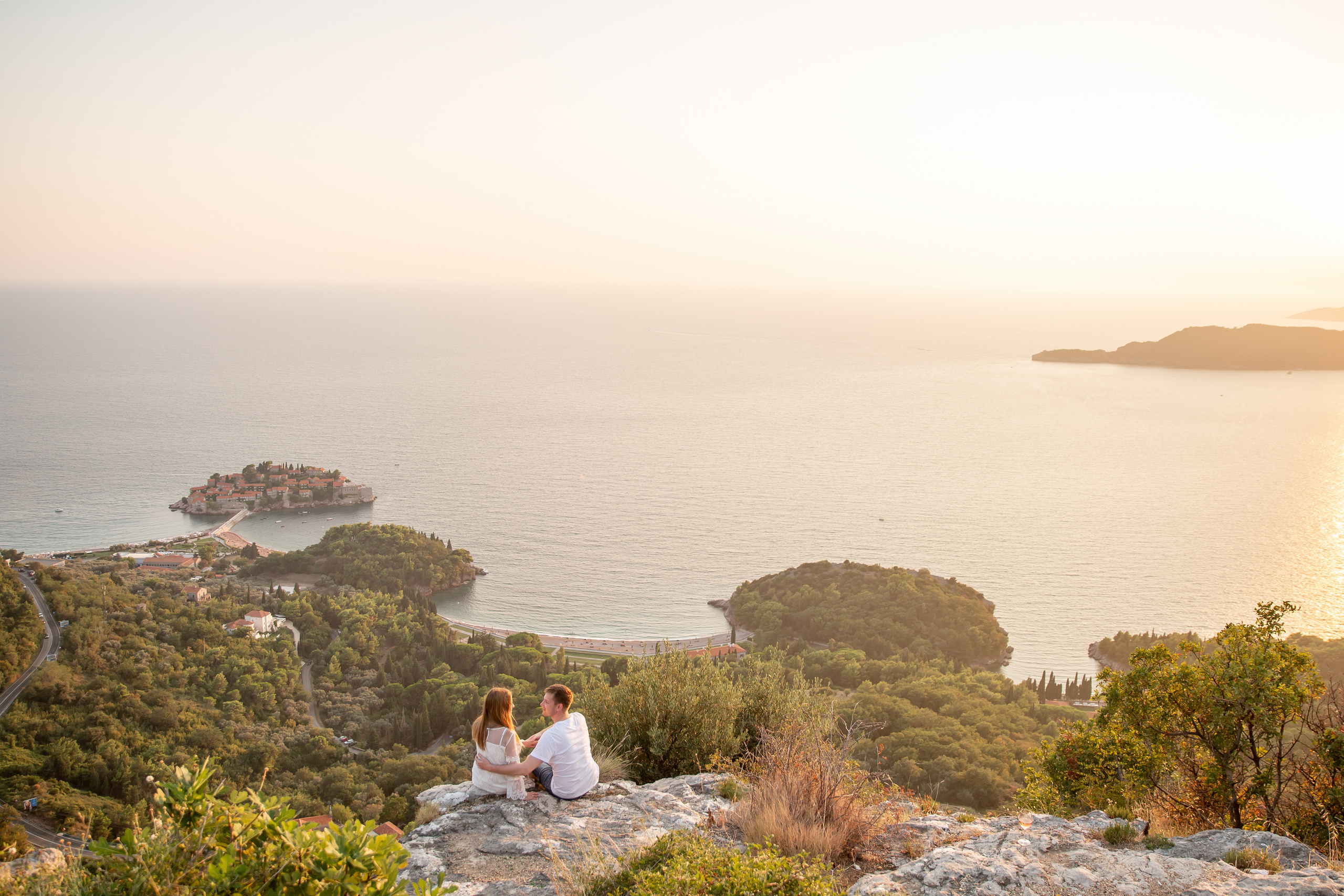 Schönheit der Bucht von Budva und der Insel Sveti-Stefan
