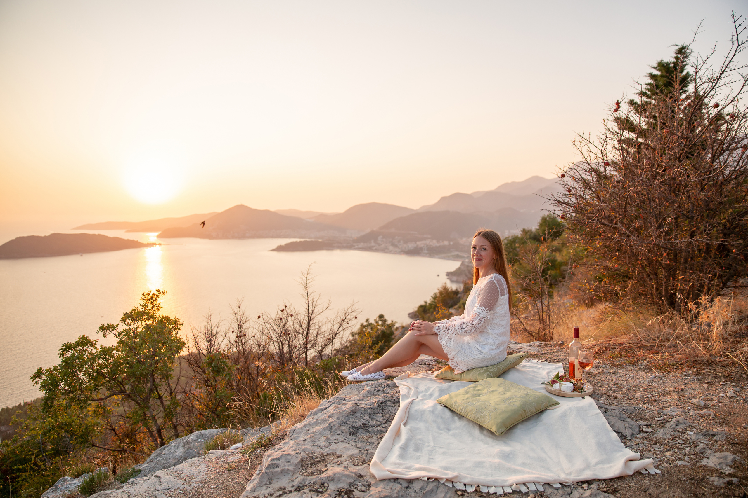 Schönheit der Bucht von Budva und der Insel Sveti-Stefan