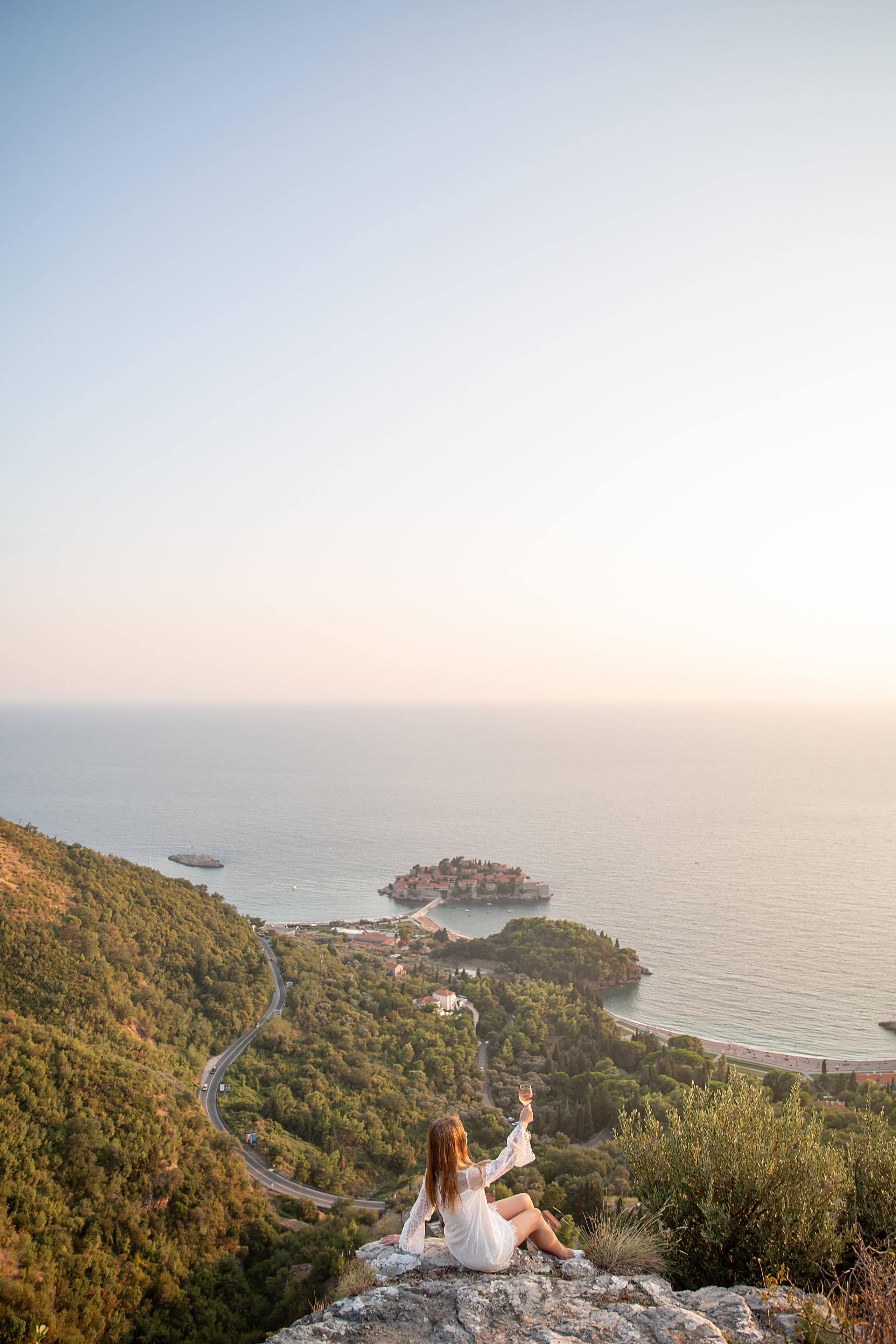 Schönheit der Bucht von Budva und der Insel Sveti-Stefan