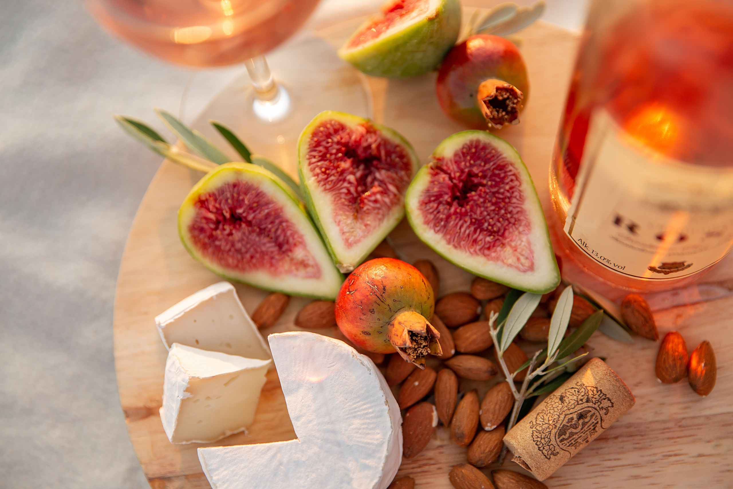 Schönheit der Bucht von Budva und der Insel Sveti-Stefan