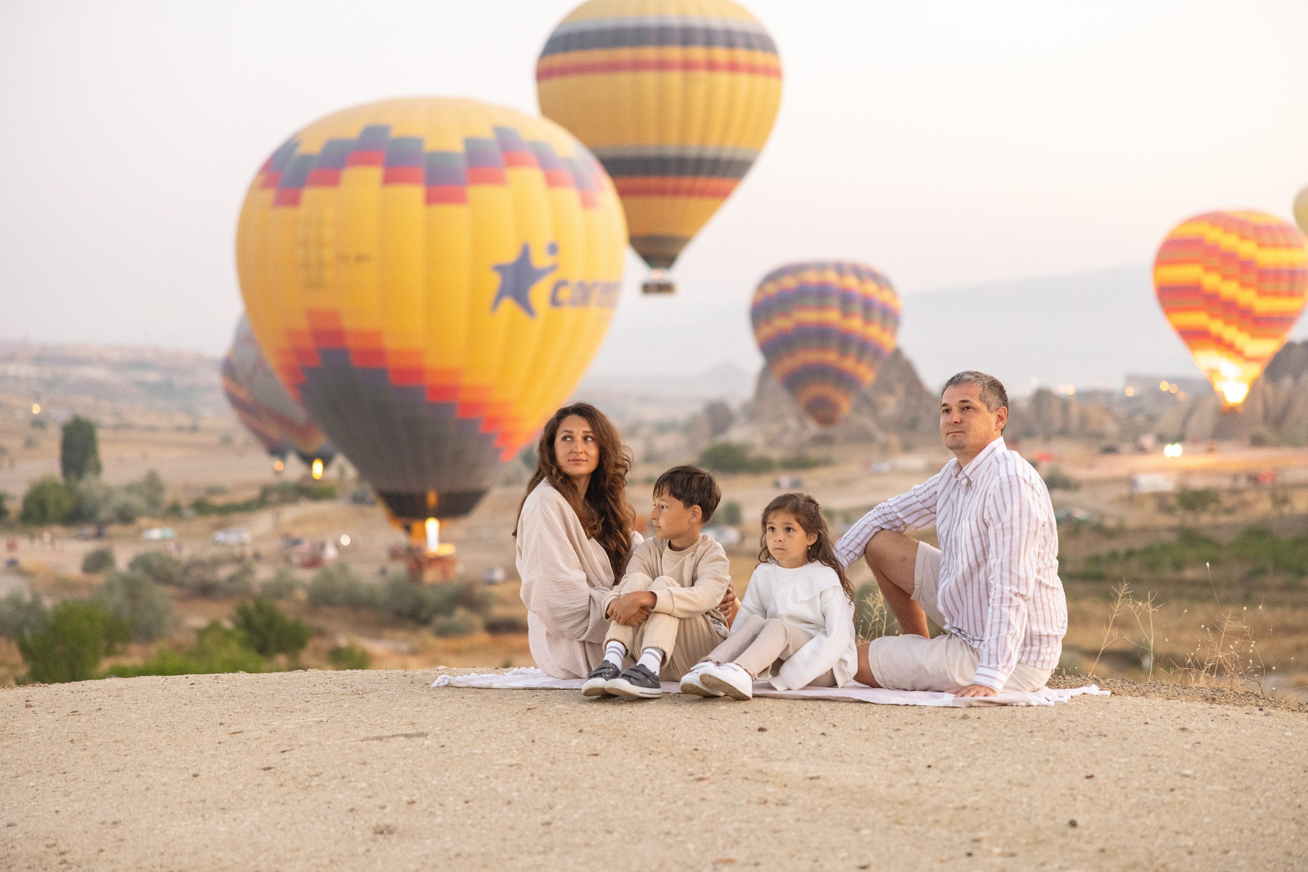 Family Photoshoot at Sunrise with Cappadocia’s Hot Air Balloons. Julia Ganch I Fashion Wedding Photography I Cappadocia Turkey