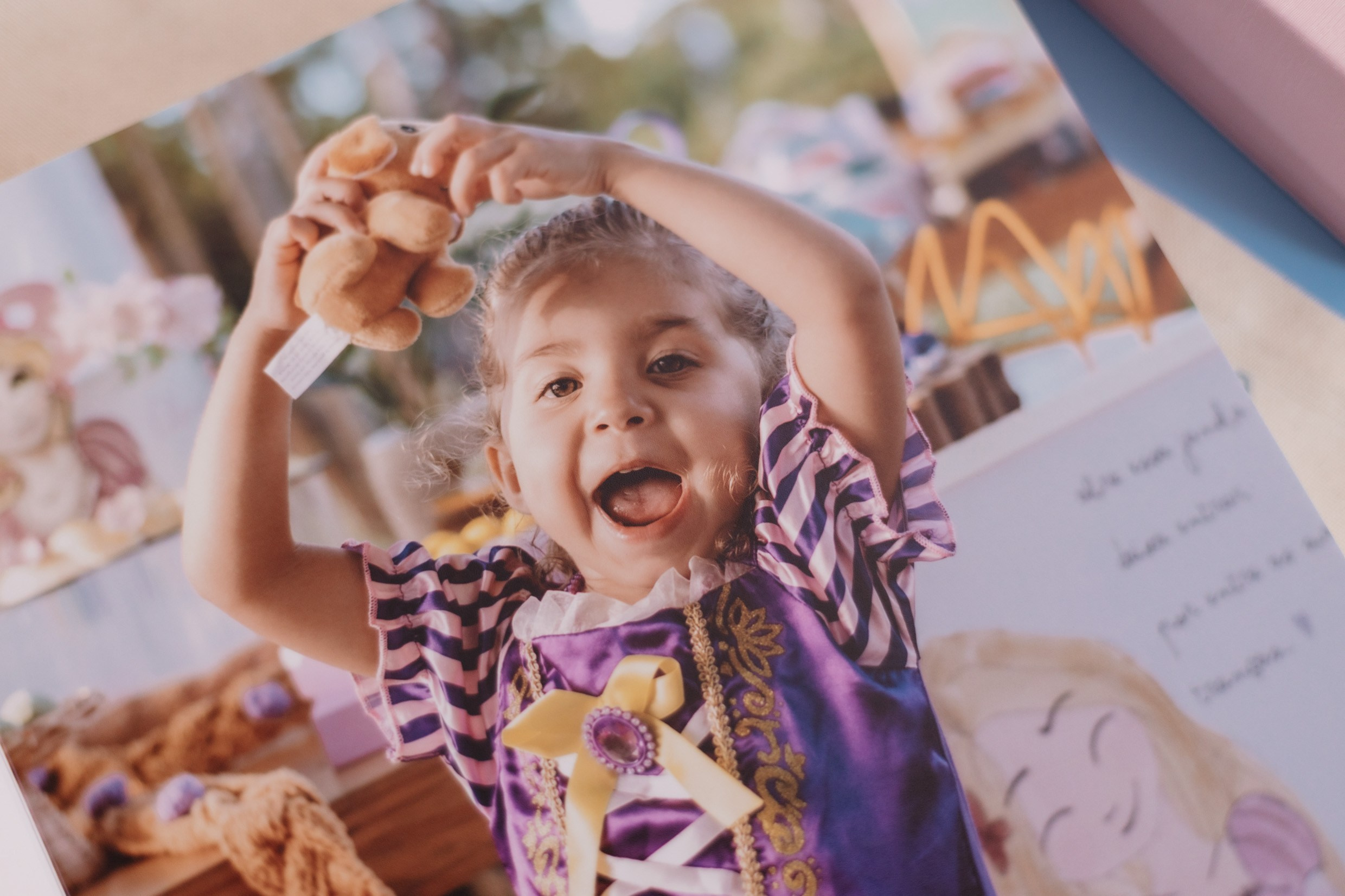 Detalhe de capa de álbum fotográfico premium