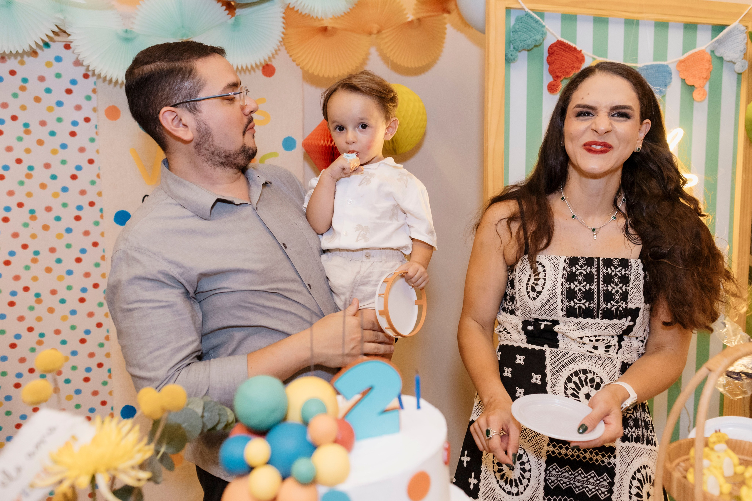 Aniversariante provando o bolo após o parabéns