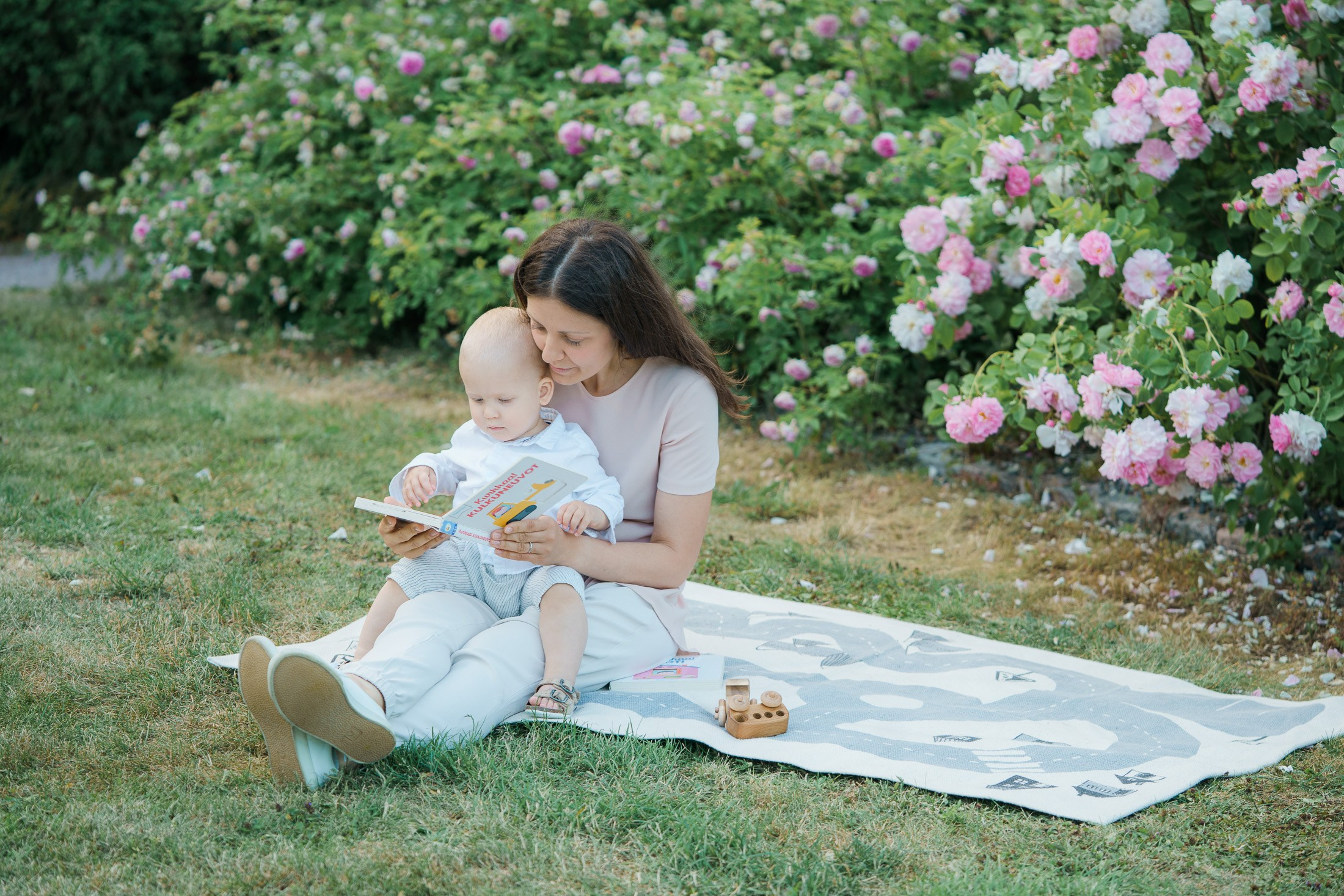 Äiti-lapsikuvaus Helsingin ruusutarhassa
