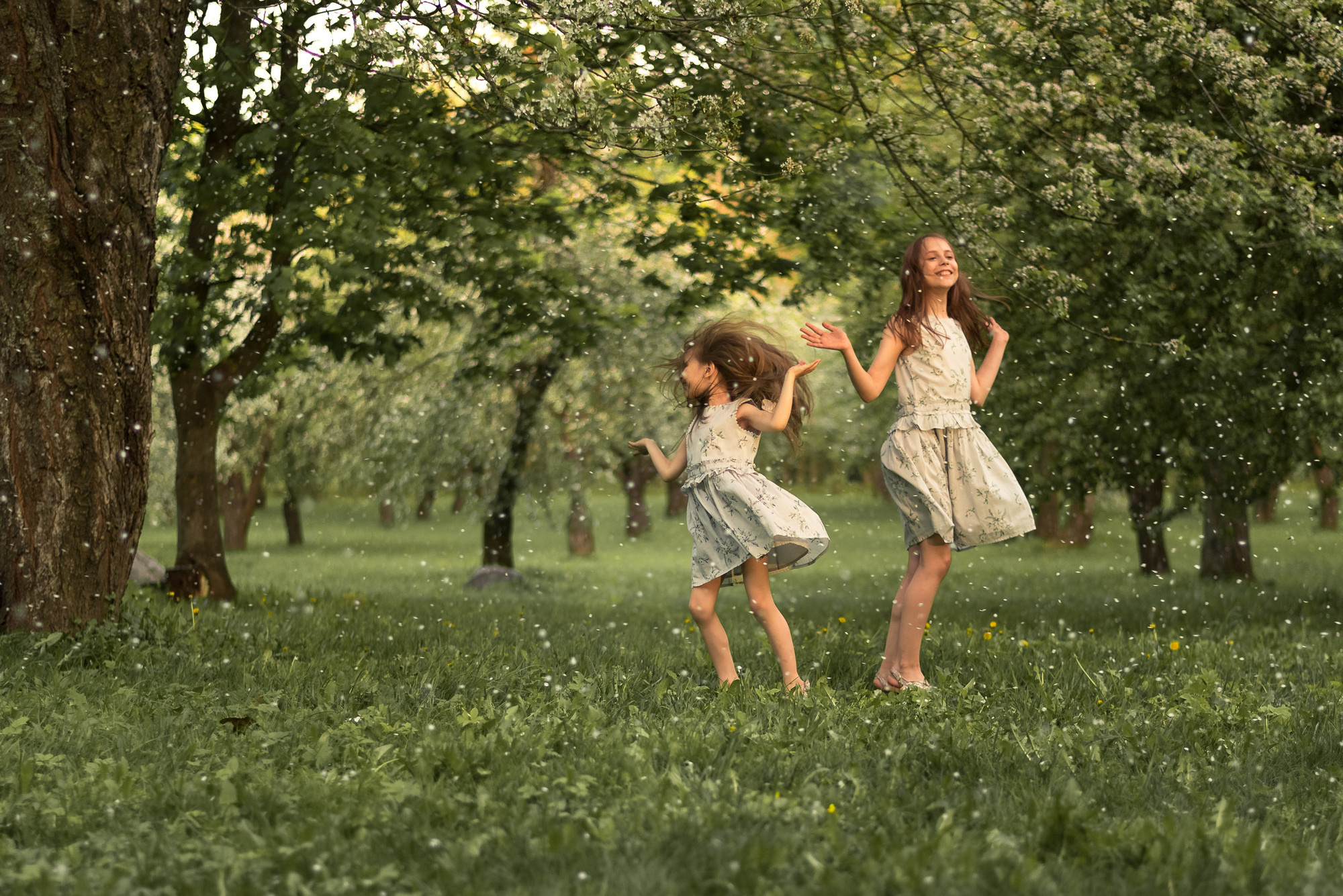 Детская съёмка в цветущем саду. Семейный фотограф и фотограф новорожденных в Вильнюсе Ирина Беленкевич