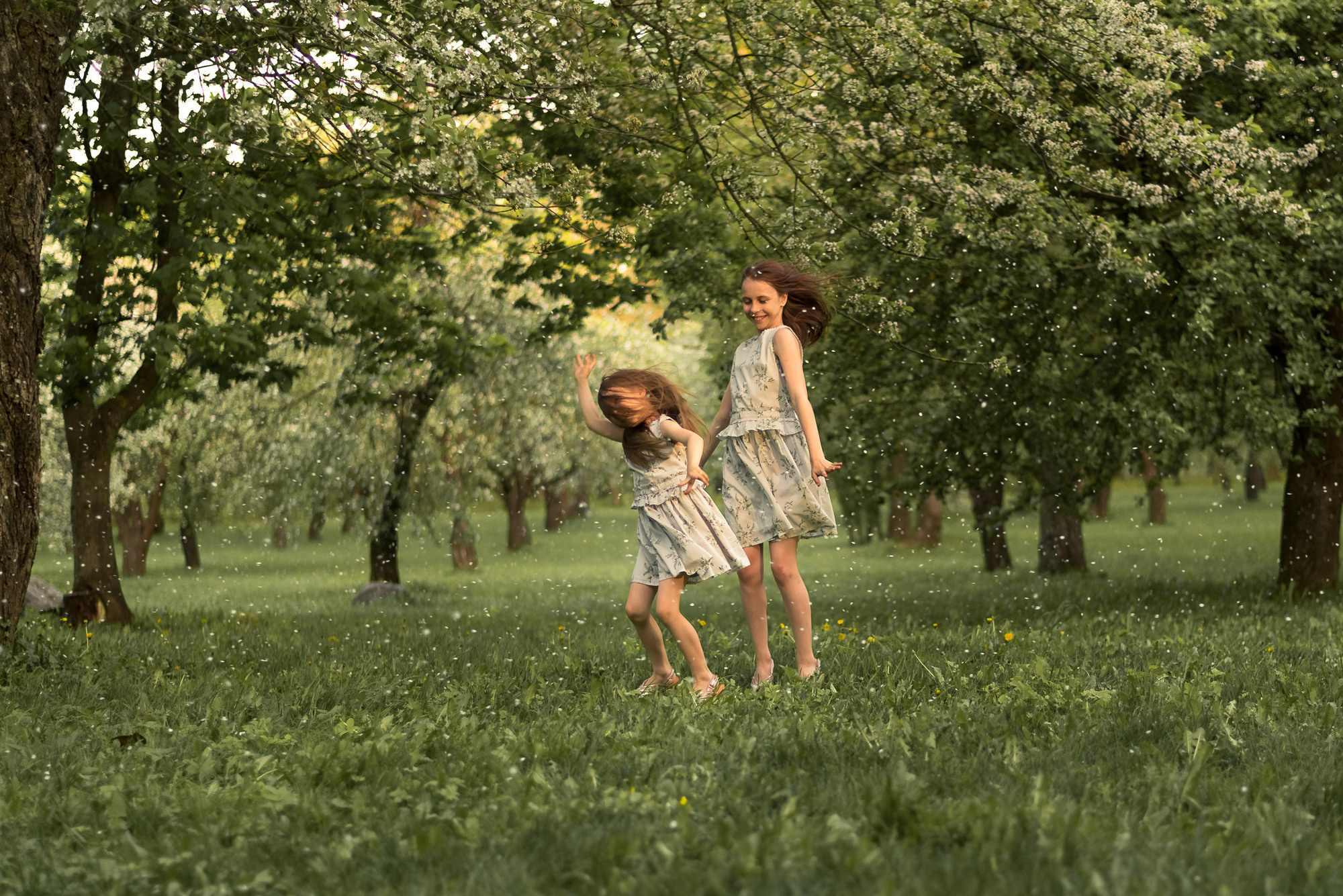 Детская съёмка в цветущем саду. Семейный фотограф и фотограф новорожденных в Вильнюсе Ирина Беленкевич