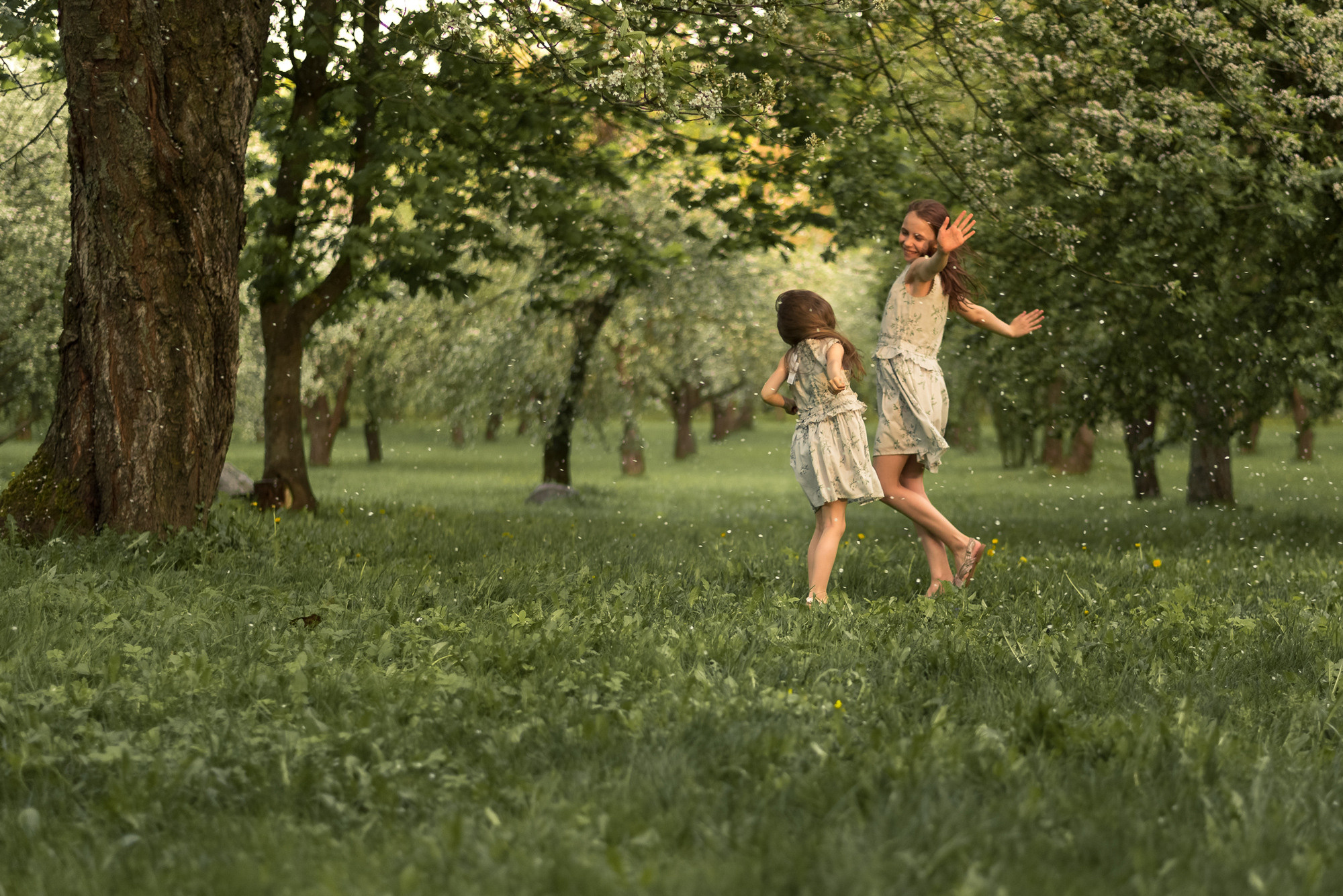 Детская съёмка в цветущем саду. Семейный фотограф и фотограф новорожденных в Вильнюсе Ирина Беленкевич