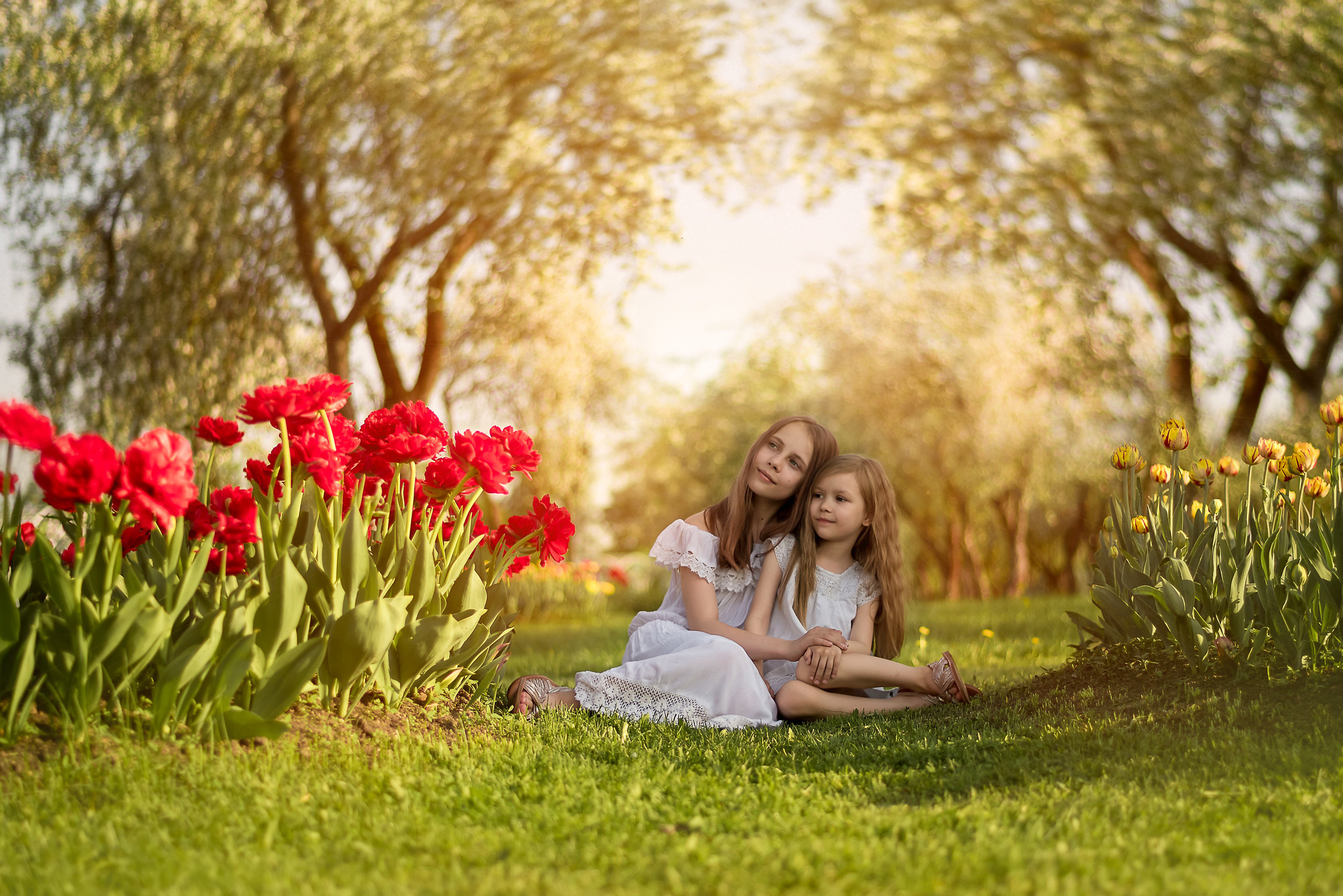 Детская съёмка в цветущем саду. Семейный фотограф и фотограф новорожденных в Вильнюсе Ирина Беленкевич