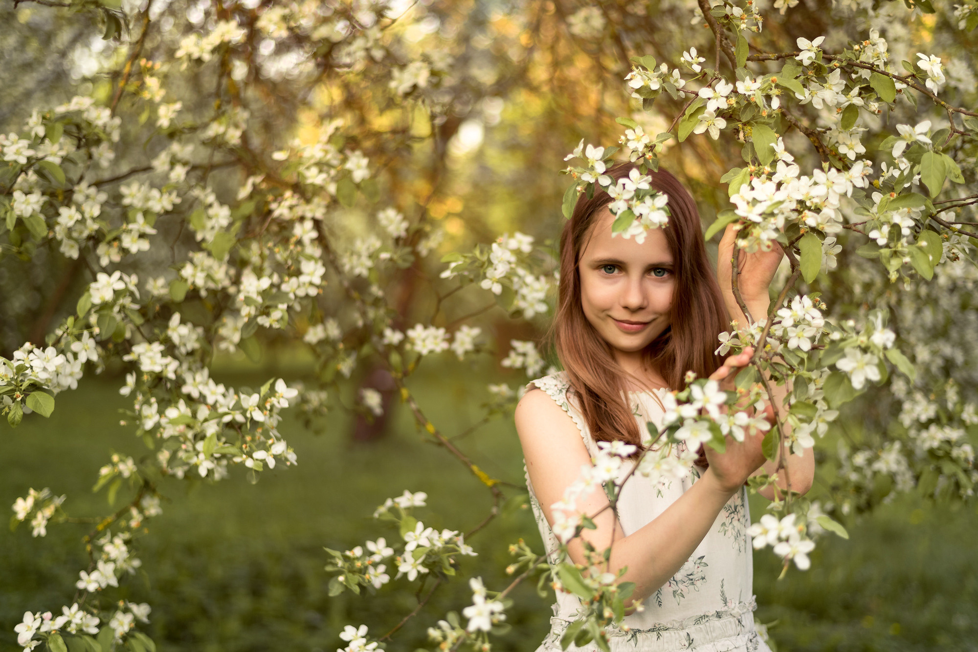 Детская съёмка в цветущем саду. Семейный фотограф и фотограф новорожденных в Вильнюсе Ирина Беленкевич