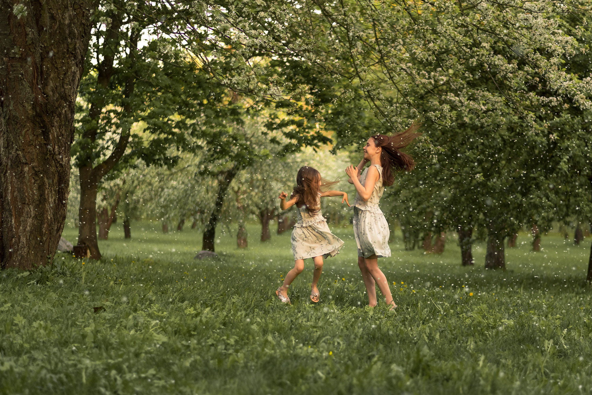 Детская съёмка в цветущем саду. Семейный фотограф и фотограф новорожденных в Вильнюсе Ирина Беленкевич