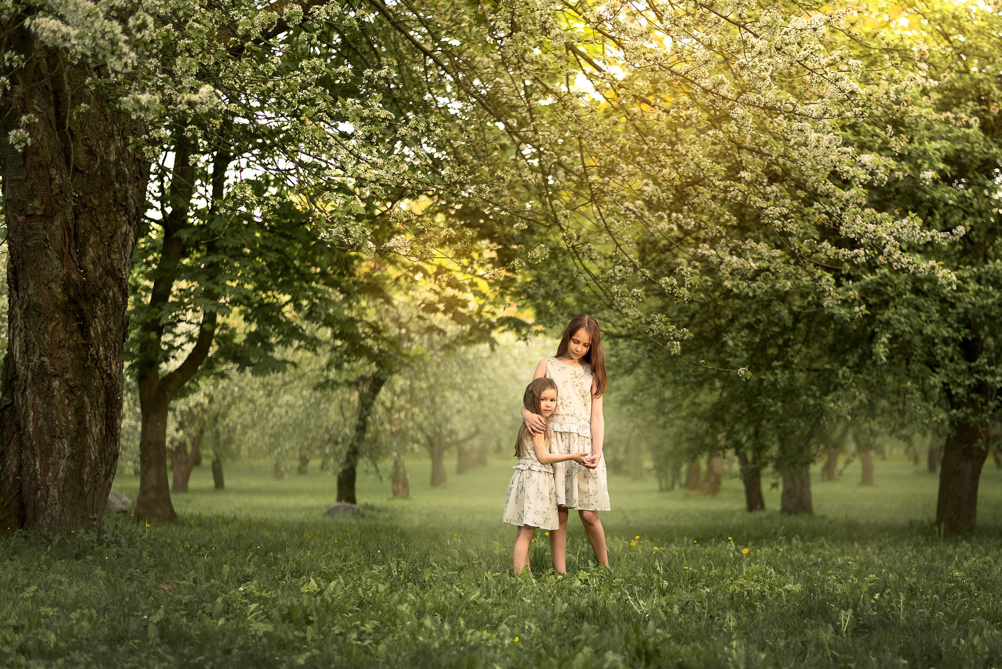Детская съёмка в цветущем саду. Семейный фотограф и фотограф новорожденных в Вильнюсе Ирина Беленкевич